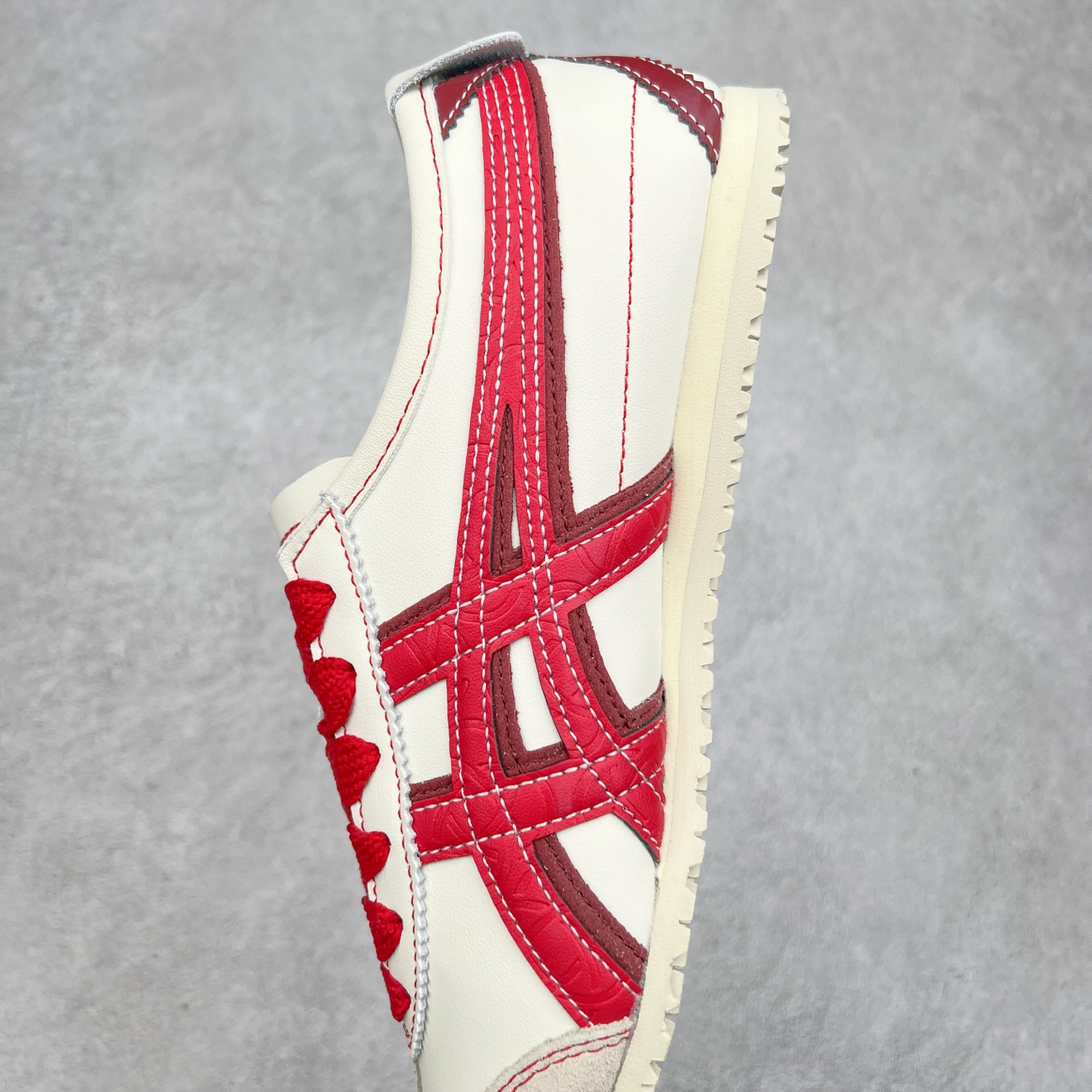 图片[7]-＃C版 Asics Onitsuka Tiger MEXICO 66 亚瑟士鬼冢虎复古经典板鞋 CNY 龙年限定 白红 市场王者选手 海外订单工厂出品 长期生产补货永不断码 超成熟稳定的做工品控 原装全套纸板楦头开发 原汁原味 完美呈现版型 私模正确鞋底咬花纹路 一比一鞋头弧度高度鞋身弧度 绝不口嗨 细节品控鞋型随意秒杀市面 原档咬花纹路私模大底 一个单元有六个三角形 总体形拼接呈现花瓣状 官方四联吊牌 原装Ortholite轻量化鞋垫 原盒原配 质保卡 说明书 钢印防尘纸 纸板中底带钢印 乳胶组合鞋垫 支持全方位的对比专柜 产品从款式颜色造型上体现出追求舒适和细节的完美 鞋类更是推崇手工制作的严谨与完美 融舒适性与可穿性的设计风格 注重细节的完美和别致魅力 既保持稳重 又不失轻松的时尚感 尺码：36 37 37.5 38 39 39.5 40 40.5 41.5 42 42.5 43.5 44 45-选品中心