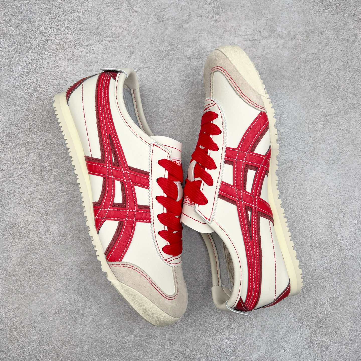 图片[3]-＃C版 Asics Onitsuka Tiger MEXICO 66 亚瑟士鬼冢虎复古经典板鞋 CNY 龙年限定 白红 市场王者选手 海外订单工厂出品 长期生产补货永不断码 超成熟稳定的做工品控 原装全套纸板楦头开发 原汁原味 完美呈现版型 私模正确鞋底咬花纹路 一比一鞋头弧度高度鞋身弧度 绝不口嗨 细节品控鞋型随意秒杀市面 原档咬花纹路私模大底 一个单元有六个三角形 总体形拼接呈现花瓣状 官方四联吊牌 原装Ortholite轻量化鞋垫 原盒原配 质保卡 说明书 钢印防尘纸 纸板中底带钢印 乳胶组合鞋垫 支持全方位的对比专柜 产品从款式颜色造型上体现出追求舒适和细节的完美 鞋类更是推崇手工制作的严谨与完美 融舒适性与可穿性的设计风格 注重细节的完美和别致魅力 既保持稳重 又不失轻松的时尚感 尺码：36 37 37.5 38 39 39.5 40 40.5 41.5 42 42.5 43.5 44 45-选品中心