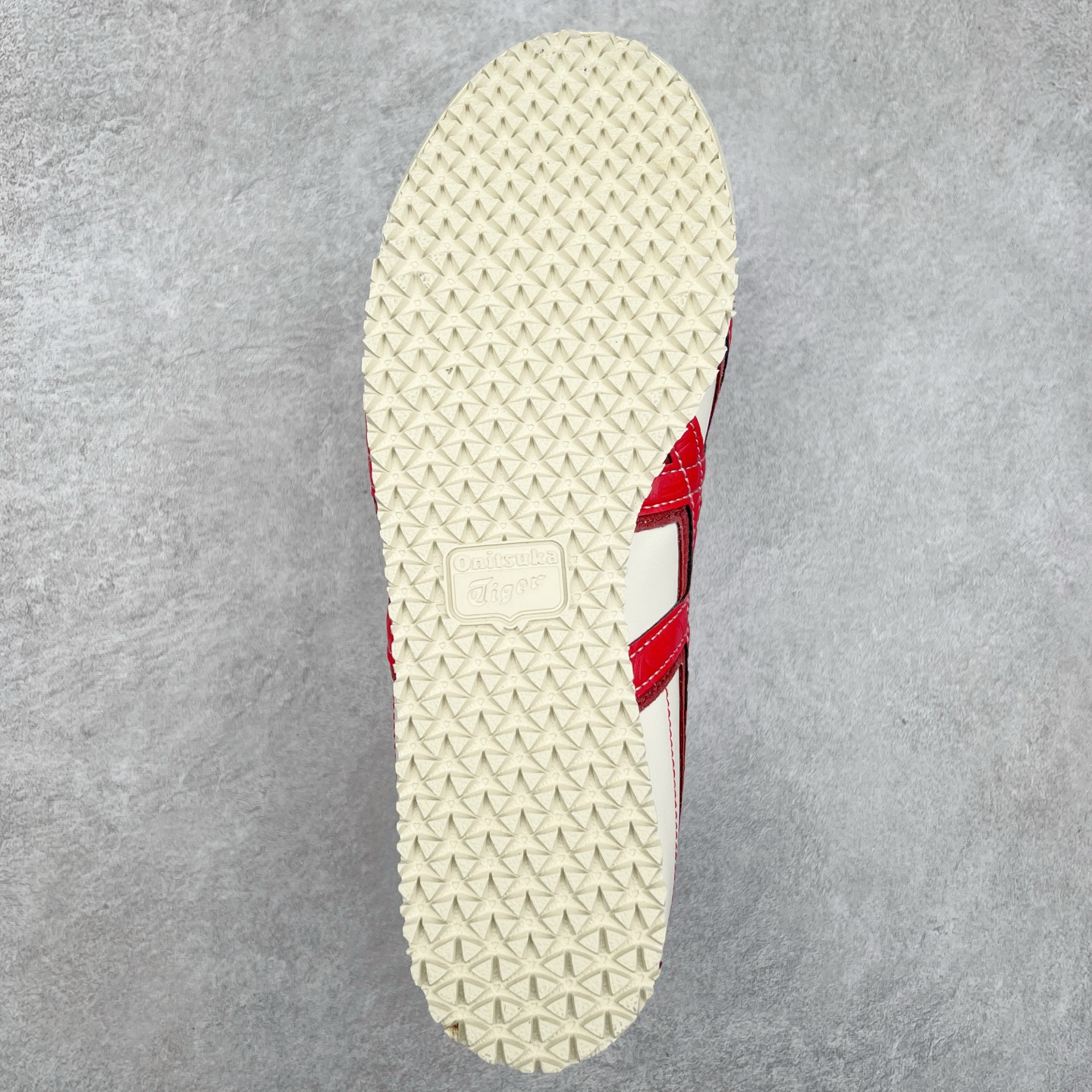 图片[9]-＃C版 Asics Onitsuka Tiger MEXICO 66 亚瑟士鬼冢虎复古经典板鞋 CNY 龙年限定 白红 市场王者选手 海外订单工厂出品 长期生产补货永不断码 超成熟稳定的做工品控 原装全套纸板楦头开发 原汁原味 完美呈现版型 私模正确鞋底咬花纹路 一比一鞋头弧度高度鞋身弧度 绝不口嗨 细节品控鞋型随意秒杀市面 原档咬花纹路私模大底 一个单元有六个三角形 总体形拼接呈现花瓣状 官方四联吊牌 原装Ortholite轻量化鞋垫 原盒原配 质保卡 说明书 钢印防尘纸 纸板中底带钢印 乳胶组合鞋垫 支持全方位的对比专柜 产品从款式颜色造型上体现出追求舒适和细节的完美 鞋类更是推崇手工制作的严谨与完美 融舒适性与可穿性的设计风格 注重细节的完美和别致魅力 既保持稳重 又不失轻松的时尚感 尺码：36 37 37.5 38 39 39.5 40 40.5 41.5 42 42.5 43.5 44 45-选品中心