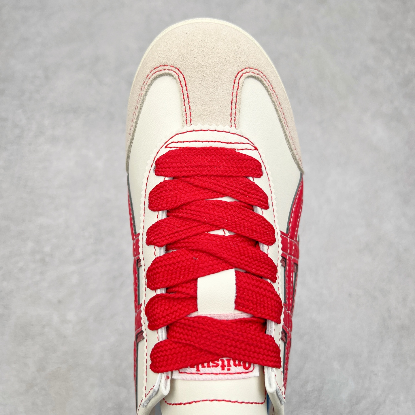 图片[4]-＃C版 Asics Onitsuka Tiger MEXICO 66 亚瑟士鬼冢虎复古经典板鞋 CNY 龙年限定 白红 市场王者选手 海外订单工厂出品 长期生产补货永不断码 超成熟稳定的做工品控 原装全套纸板楦头开发 原汁原味 完美呈现版型 私模正确鞋底咬花纹路 一比一鞋头弧度高度鞋身弧度 绝不口嗨 细节品控鞋型随意秒杀市面 原档咬花纹路私模大底 一个单元有六个三角形 总体形拼接呈现花瓣状 官方四联吊牌 原装Ortholite轻量化鞋垫 原盒原配 质保卡 说明书 钢印防尘纸 纸板中底带钢印 乳胶组合鞋垫 支持全方位的对比专柜 产品从款式颜色造型上体现出追求舒适和细节的完美 鞋类更是推崇手工制作的严谨与完美 融舒适性与可穿性的设计风格 注重细节的完美和别致魅力 既保持稳重 又不失轻松的时尚感 尺码：36 37 37.5 38 39 39.5 40 40.5 41.5 42 42.5 43.5 44 45-选品中心