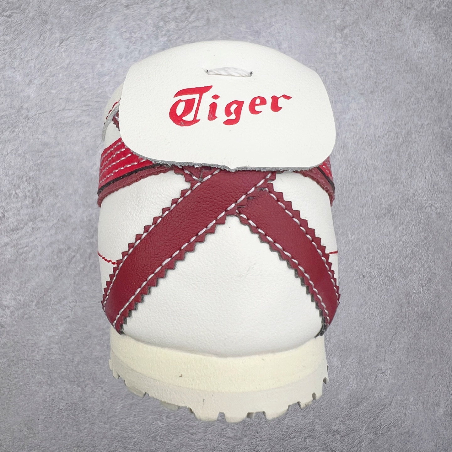 图片[8]-＃C版 Asics Onitsuka Tiger MEXICO 66 亚瑟士鬼冢虎复古经典板鞋 CNY 龙年限定 白红 市场王者选手 海外订单工厂出品 长期生产补货永不断码 超成熟稳定的做工品控 原装全套纸板楦头开发 原汁原味 完美呈现版型 私模正确鞋底咬花纹路 一比一鞋头弧度高度鞋身弧度 绝不口嗨 细节品控鞋型随意秒杀市面 原档咬花纹路私模大底 一个单元有六个三角形 总体形拼接呈现花瓣状 官方四联吊牌 原装Ortholite轻量化鞋垫 原盒原配 质保卡 说明书 钢印防尘纸 纸板中底带钢印 乳胶组合鞋垫 支持全方位的对比专柜 产品从款式颜色造型上体现出追求舒适和细节的完美 鞋类更是推崇手工制作的严谨与完美 融舒适性与可穿性的设计风格 注重细节的完美和别致魅力 既保持稳重 又不失轻松的时尚感 尺码：36 37 37.5 38 39 39.5 40 40.5 41.5 42 42.5 43.5 44 45-选品中心