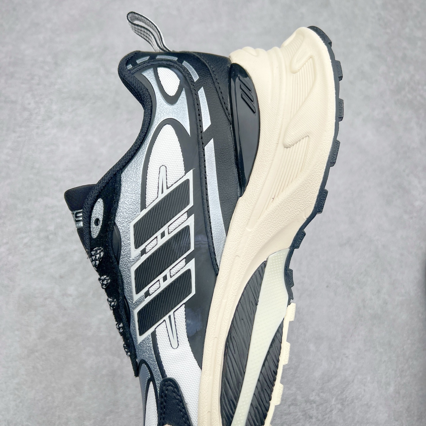 图片[7]-AD Originals Mts Pro 系列低帮厚底老爹风复古透气缓震休闲运动慢跑鞋 IH6342 打起精神，迎接美好一天。来全速向前，由这款 adidas 运动鞋为你打气。配备超轻盈 adidas Lightstrike 缓衝技术，为每步注入动力，加上顺滑鞋身，赋予灵活承托。柔软衬裡稳固贴脚，配合耐磨橡胶外底，助你应对不同的地形，轻松走遍城市街道、穿梭树林小径。尺码：36 36⅔ 37⅓ 38 38⅔ 39⅓ 40 40⅔ 41⅓ 42 42⅔ 43⅓ 44 45-选品中心