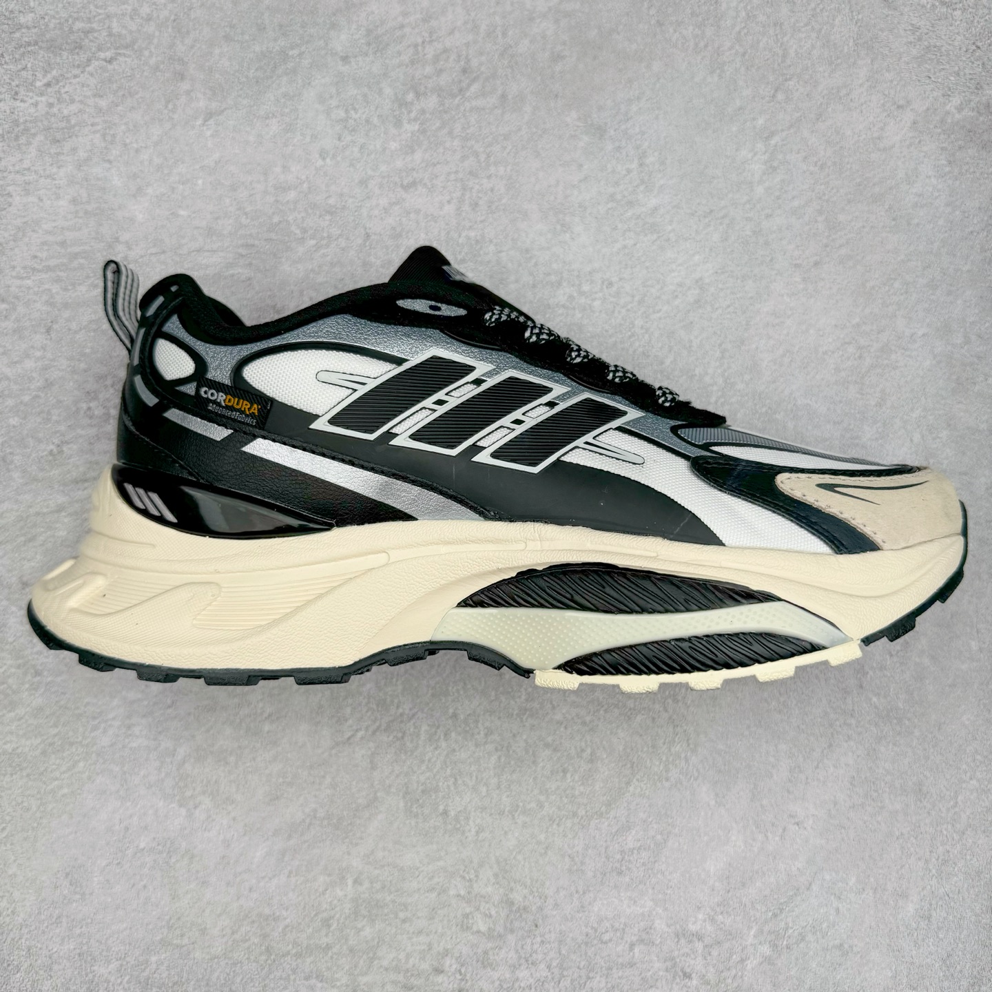 AD Originals Mts Pro 系列低帮厚底老爹风复古透气缓震休闲运动慢跑鞋 IH6342 打起精神，迎接美好一天。来全速向前，由这款 adidas 运动鞋为你打气。配备超轻盈 adidas Lightstrike 缓衝技术，为每步注入动力，加上顺滑鞋身，赋予灵活承托。柔软衬裡稳固贴脚，配合耐磨橡胶外底，助你应对不同的地形，轻松走遍城市街道、穿梭树林小径。尺码：36 36⅔ 37⅓ 38 38⅔ 39⅓ 40 40⅔ 41⅓ 42 42⅔ 43⅓ 44 45-选品中心