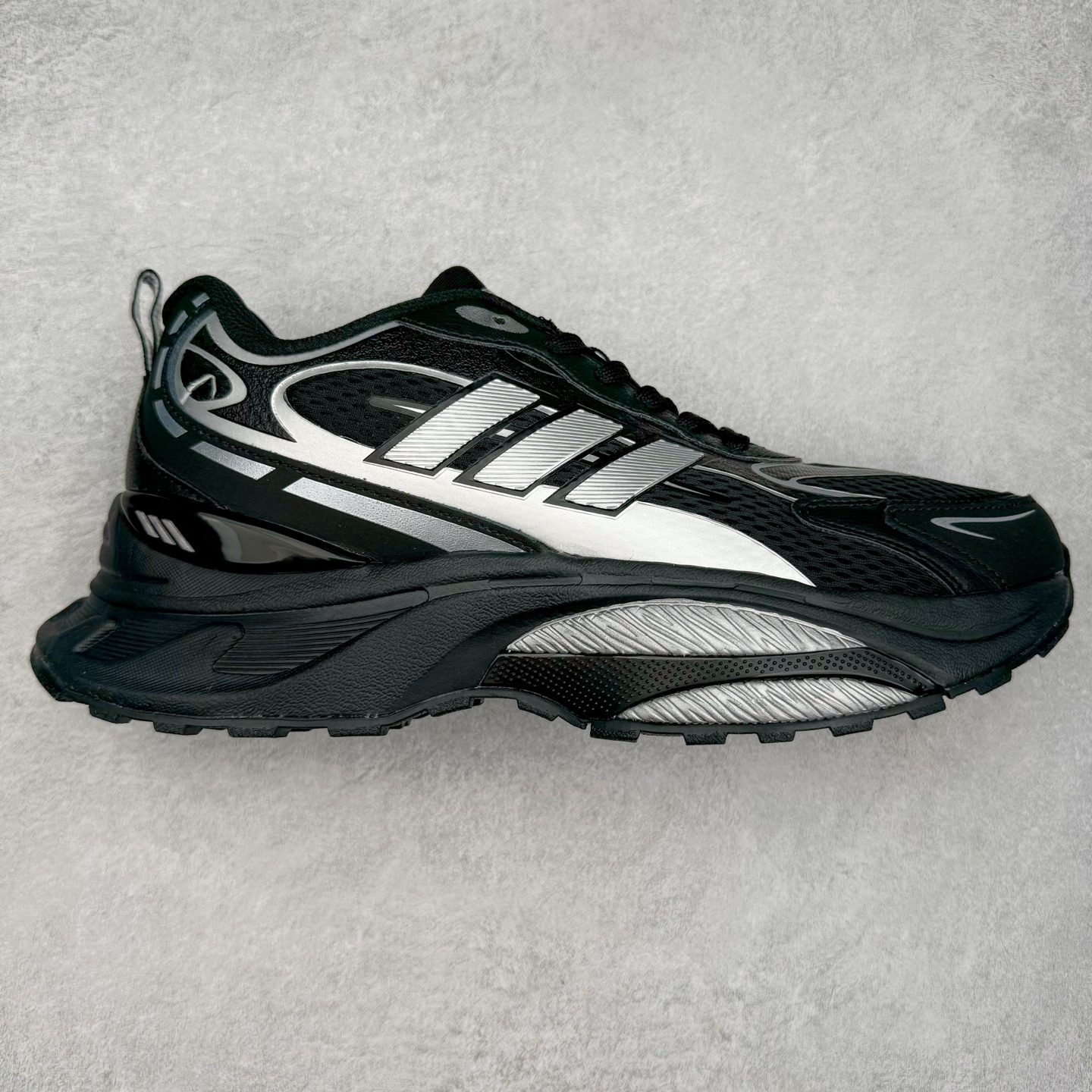 AD Originals Mts Pro 系列低帮厚底老爹风复古透气缓震休闲运动慢跑鞋 IH5835 打起精神，迎接美好一天。来全速向前，由这款 adidas 运动鞋为你打气。配备超轻盈 adidas Lightstrike 缓衝技术，为每步注入动力，加上顺滑鞋身，赋予灵活承托。柔软衬裡稳固贴脚，配合耐磨橡胶外底，助你应对不同的地形，轻松走遍城市街道、穿梭树林小径。尺码：36 36⅔ 37⅓ 38 38⅔ 39⅓ 40 40⅔ 41⅓ 42 42⅔ 43⅓ 44 45-选品中心