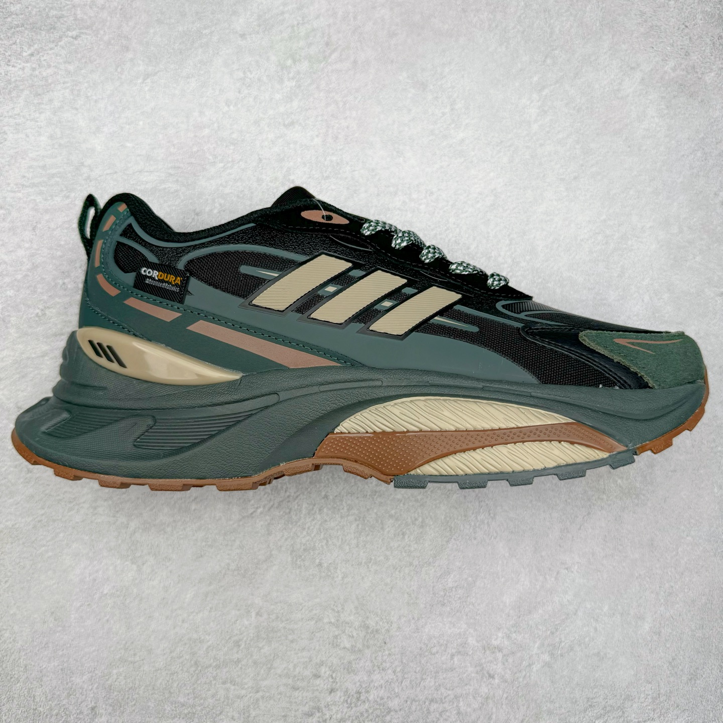 AD Originals Mts Pro 系列低帮厚底老爹风复古透气缓震休闲运动慢跑鞋 IH6344 打起精神，迎接美好一天。来全速向前，由这款 adidas 运动鞋为你打气。配备超轻盈 adidas Lightstrike 缓衝技术，为每步注入动力，加上顺滑鞋身，赋予灵活承托。柔软衬裡稳固贴脚，配合耐磨橡胶外底，助你应对不同的地形，轻松走遍城市街道、穿梭树林小径。尺码：36 36⅔ 37⅓ 38 38⅔ 39⅓ 40 40⅔ 41⅓ 42 42⅔ 43⅓ 44 45-选品中心