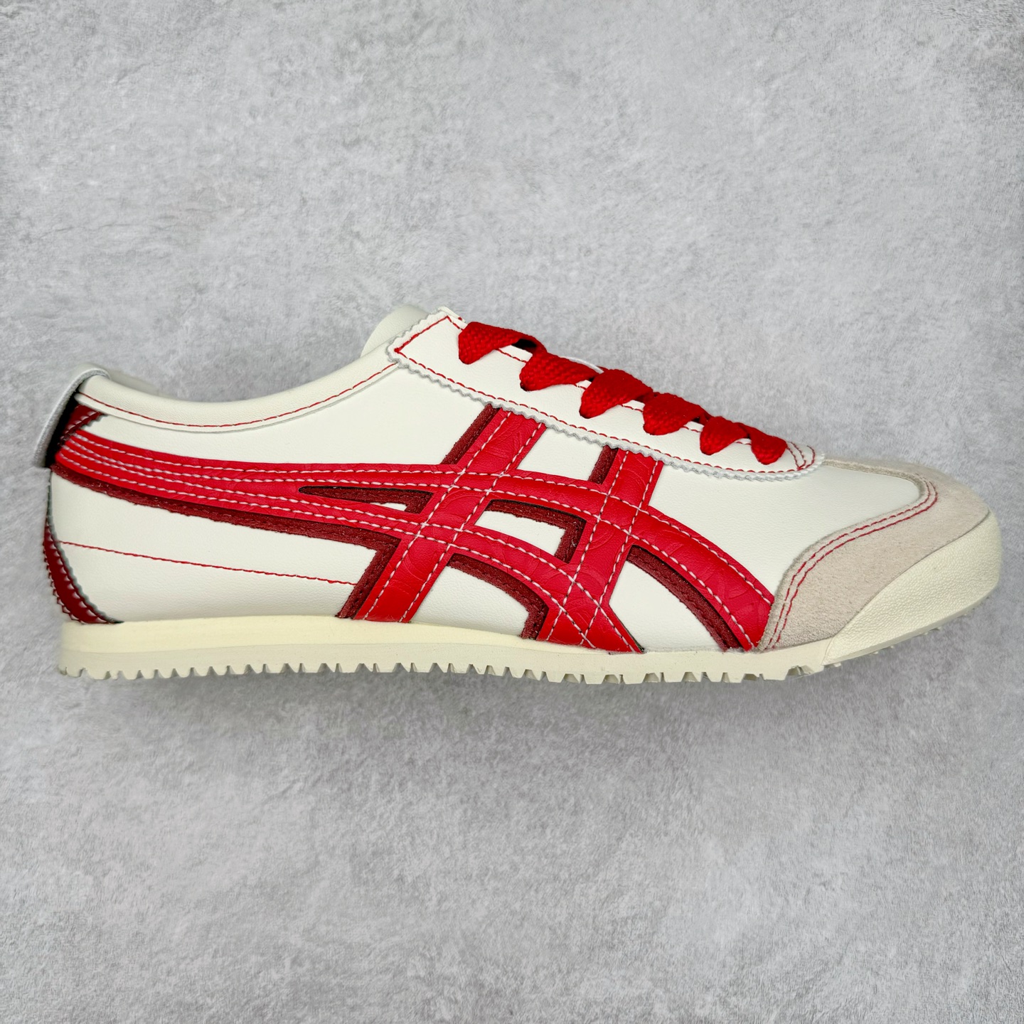 ＃C版 Asics Onitsuka Tiger MEXICO 66 亚瑟士鬼冢虎复古经典板鞋 CNY 龙年限定 白红 市场王者选手 海外订单工厂出品 长期生产补货永不断码 超成熟稳定的做工品控 原装全套纸板楦头开发 原汁原味 完美呈现版型 私模正确鞋底咬花纹路 一比一鞋头弧度高度鞋身弧度 绝不口嗨 细节品控鞋型随意秒杀市面 原档咬花纹路私模大底 一个单元有六个三角形 总体形拼接呈现花瓣状 官方四联吊牌 原装Ortholite轻量化鞋垫 原盒原配 质保卡 说明书 钢印防尘纸 纸板中底带钢印 乳胶组合鞋垫 支持全方位的对比专柜 产品从款式颜色造型上体现出追求舒适和细节的完美 鞋类更是推崇手工制作的严谨与完美 融舒适性与可穿性的设计风格 注重细节的完美和别致魅力 既保持稳重 又不失轻松的时尚感 尺码：36 37 37.5 38 39 39.5 40 40.5 41.5 42 42.5 43.5 44 45-选品中心