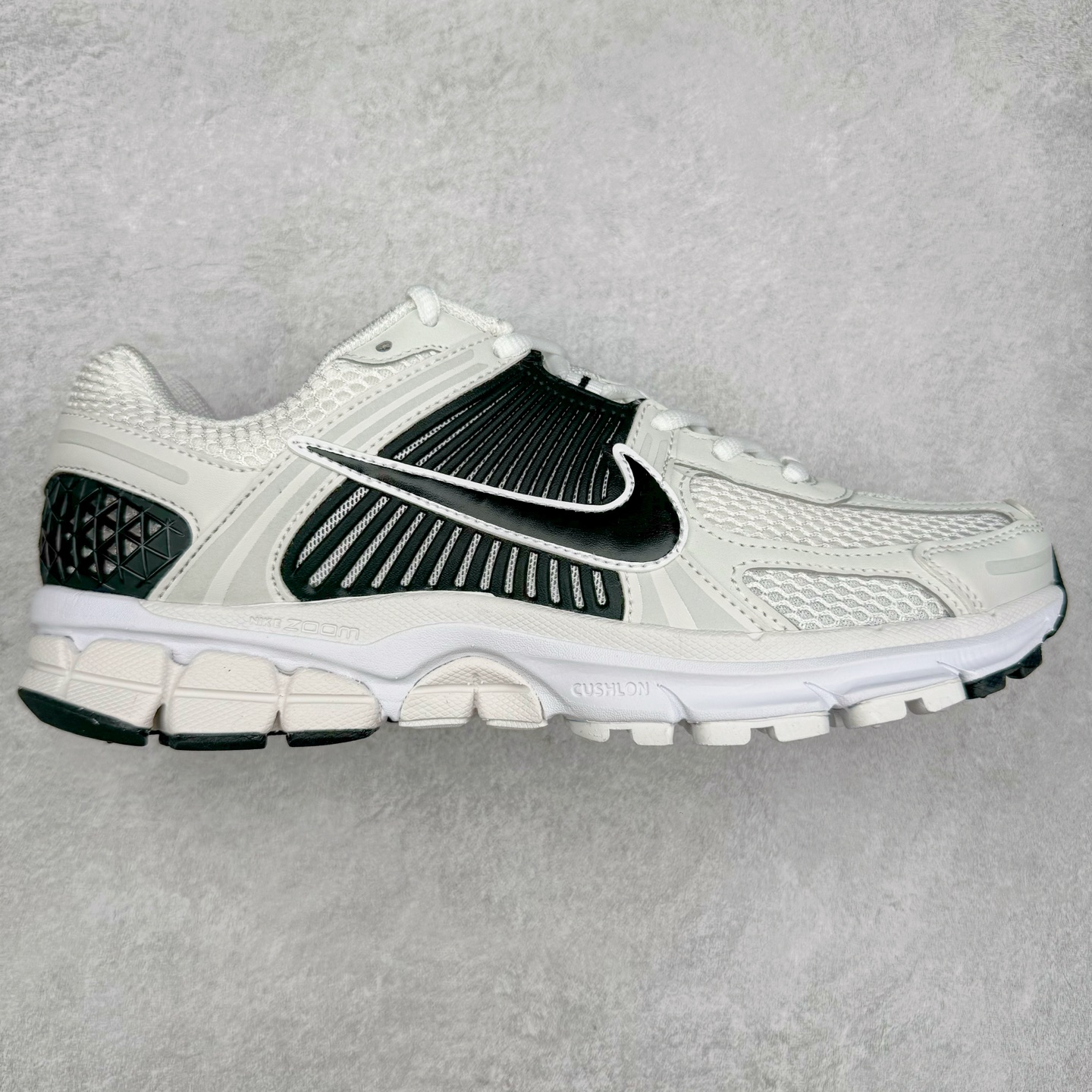 ＃HP纯原 NK Air Zoom Vomero 5 经典复古潮流运动跑鞋 FB9149-101 原装纸板楦头开发 独家私模八层组合大底 市场唯一正确版本 进口三文治网面 融蕴繁复设计风范和丰富层次感 缔造运动鞋佳选 助你轻松型出范 开辟独属于自己的路 鞋款采用多层设计 融入织物与合成材质 塑就本季出众鞋款 合成材质与织物组合鞋面 经久耐穿 后跟网眼拼接和透气孔设计 轻盈透气Zoom Air缓震配置提供出色回弹缓震性能 实现快速离地的出众脚感 巧糅科技感和低调设计 为鞋款注入反光细节 令你迈步间尽显闪耀魅力 结合中性色调 让你驾驭不同穿搭 打造非凡造型 尺码：36 36.5 37.5 38 38.5 39 40 40.5 41 42 42.5 43 44 44.5 45 46-选品中心