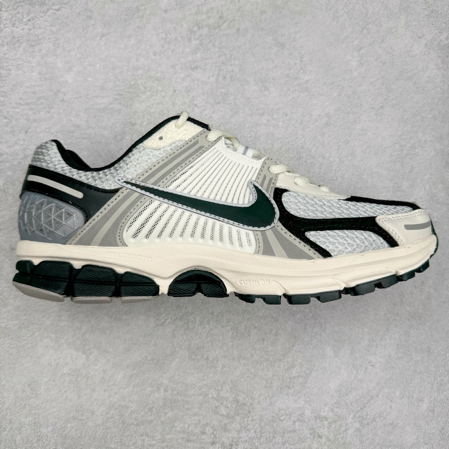 ＃HP纯原 NK Air Zoom Vomero 5 经典复古潮流运动跑鞋 HQ1182-001 原装纸板楦头开发 独家私模八层组合大底 市场唯一正确版本 进口三文治网面 融蕴繁复设计风范和丰富层次感 缔造运动鞋佳选 助你轻松型出范 开辟独属于自己的路 鞋款采用多层设计 融入织物与合成材质 塑就本季出众鞋款 合成材质与织物组合鞋面 经久耐穿 后跟网眼拼接和透气孔设计 轻盈透气Zoom Air缓震配置提供出色回弹缓震性能 实现快速离地的出众脚感 巧糅科技感和低调设计 为鞋款注入反光细节 令你迈步间尽显闪耀魅力 结合中性色调 让你驾驭不同穿搭 打造非凡造型 尺码：36 36.5 37.5 38 38.5 39 40 40.5 41 42 42.5 43 44 44.5 45 46-选品中心