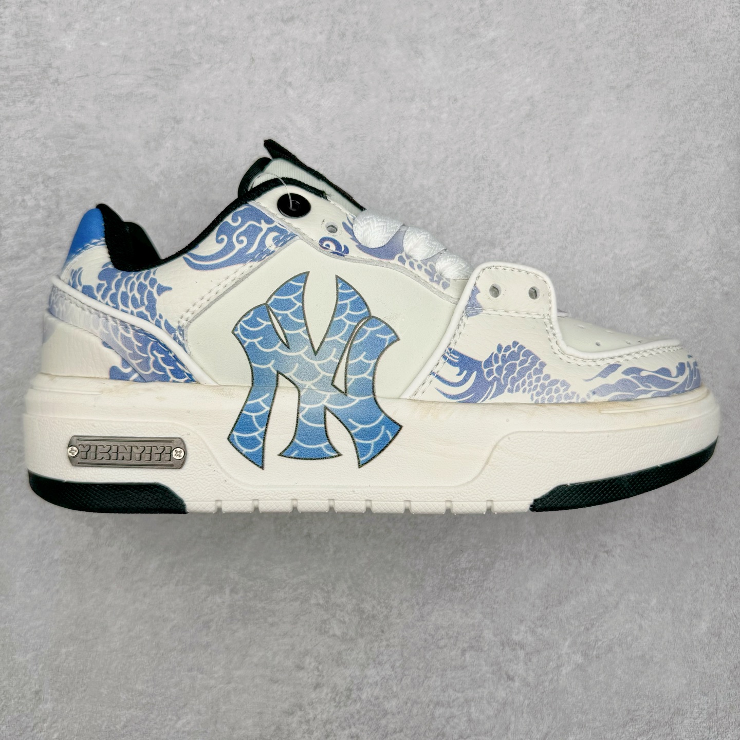 图片[6]-MLB Chunky Liner Basic 复古印花学长鞋系列低帮轻量增高厚底百搭休闲运动慢跑鞋板鞋 Korea韩国联名NY美国榄球纽约洋基队限定 韩国代购专供 全套原楦原纸板原厂数据开发 正确中底拉帮中底网布细节 平台代购专供 左脚内置芯片 韩国代购吊牌标贴 独家一比一RB+MD组合大底 高频后跟小人Logo精准对位立体饱满 正确网布加超迁鞋面 转印中底走线紧密 转印Logo工艺表层防刮不掉色 尺码：35 36 36.5 37.5 38 38.5 39 40 40.5 41 42 42.5 43 44 45-选品中心