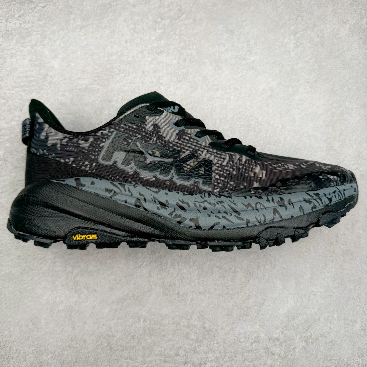 HOKA ONE ONE Speedgoat 6 户外越野跑步鞋 飞速羚羊6系列 新一代工程网纱鞋面 在确保鞋面稳定性的同时减少了固定胶条的使用 鞋面更轻盈、透气、舒适 可回收材料 为环保做出贡献 延伸后跟拉攀 方便快速穿脱 速度型滚动平衡技术 在崎岖的路面上 为平稳顺畅的步伐提供支持 HOKA ONE ONE是来自美国的跑步鞋知名品牌 创立于2009年 始终致力于为所有跑者提供更新、更好的跑步装备 相比常规跑鞋特别研发使用性能独特的几何形跑鞋中底 此种鞋底更厚、更高、回弹性也更好 除了卓越的缓冲性能 它还能为各种阶段的跑者带来更具动感、更加稳定的跑步体验 从设计之初就清楚意识到 要保证跑者步幅的均匀一致 双脚自然而然的运动至关重要 尺码：36 36.5 37.5 38 38.5 39 40 40.5 41 42 42.5 43 44 44.5 45-选品中心