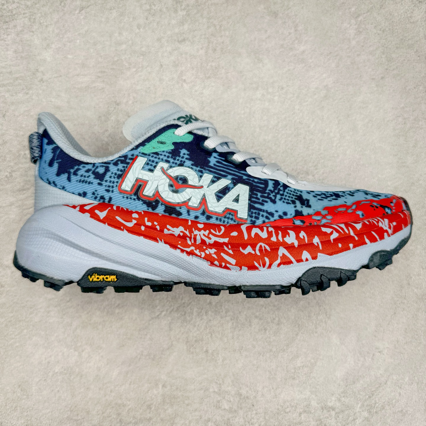 HOKA ONE ONE Speedgoat 6 户外越野跑步鞋 飞速羚羊6系列 新一代工程网纱鞋面 在确保鞋面稳定性的同时减少了固定胶条的使用 鞋面更轻盈、透气、舒适 可回收材料 为环保做出贡献 延伸后跟拉攀 方便快速穿脱 速度型滚动平衡技术 在崎岖的路面上 为平稳顺畅的步伐提供支持 HOKA ONE ONE是来自美国的跑步鞋知名品牌 创立于2009年 始终致力于为所有跑者提供更新、更好的跑步装备 相比常规跑鞋特别研发使用性能独特的几何形跑鞋中底 此种鞋底更厚、更高、回弹性也更好 除了卓越的缓冲性能 它还能为各种阶段的跑者带来更具动感、更加稳定的跑步体验 从设计之初就清楚意识到 要保证跑者步幅的均匀一致 双脚自然而然的运动至关重要 尺码：36 36.5 37.5 38 38.5 39 40 40.5 41 42 42.5 43 44 44.5 45-选品中心