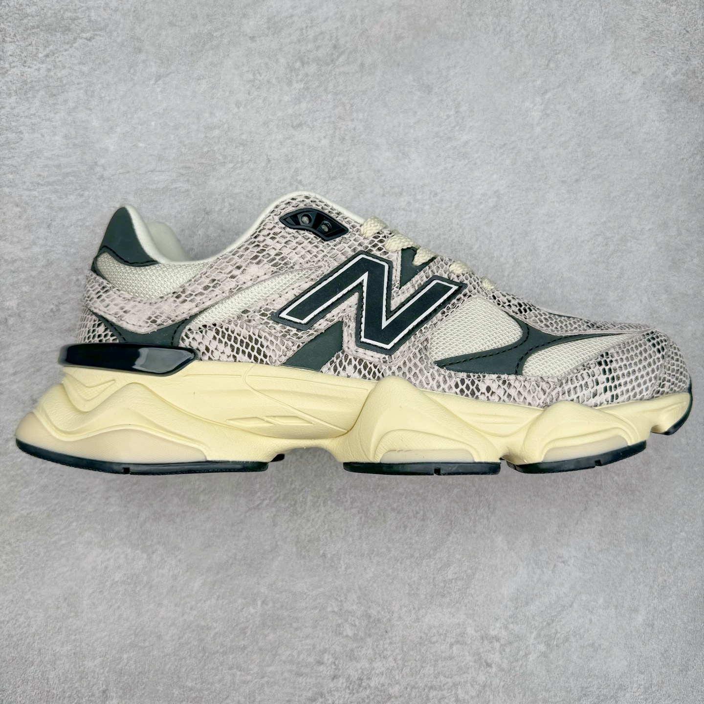 New Balance NB9060 复古运动鞋 新百伦又带来了新鞋型 并且是与芝加哥街头品牌 Joe Freshgoods 的联名款 鞋身主体采用了类似 990 系列的设计风格 与传统复古慢跑鞋区别不大 最大的变化就是鞋底部分 在传统设计的中底外层 增加了多个分区的模块 圆润的线条设计与我们熟悉的 New Balance 风格截然不同 但与同样充满弧形线条的鞋面搭配 看起来毫无违和感 尺码：36-45-选品中心