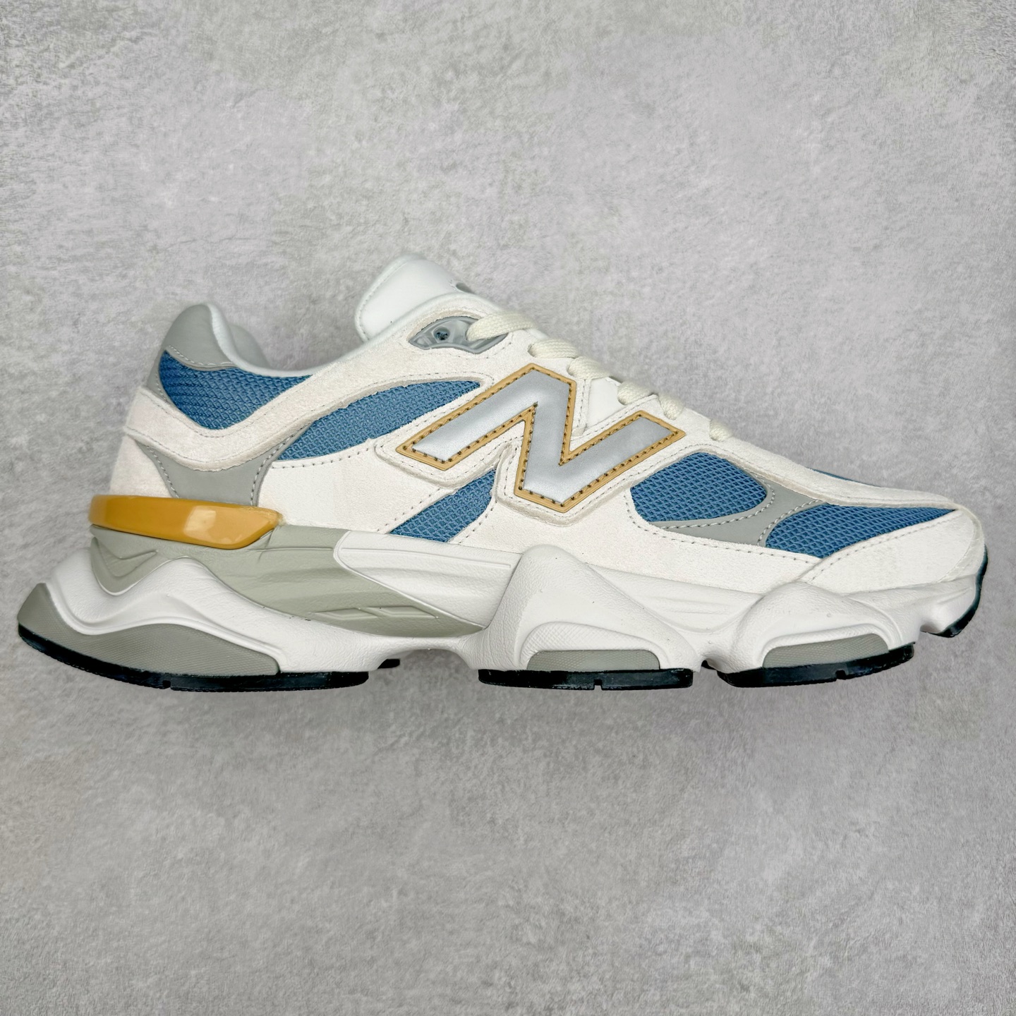 New Balance NB9060 复古运动鞋 新百伦又带来了新鞋型 并且是与芝加哥街头品牌 Joe Freshgoods 的联名款 鞋身主体采用了类似 990 系列的设计风格 与传统复古慢跑鞋区别不大 最大的变化就是鞋底部分 在传统设计的中底外层 增加了多个分区的模块 圆润的线条设计与我们熟悉的 New Balance 风格截然不同 但与同样充满弧形线条的鞋面搭配 看起来毫无违和感 尺码：36-45-选品中心