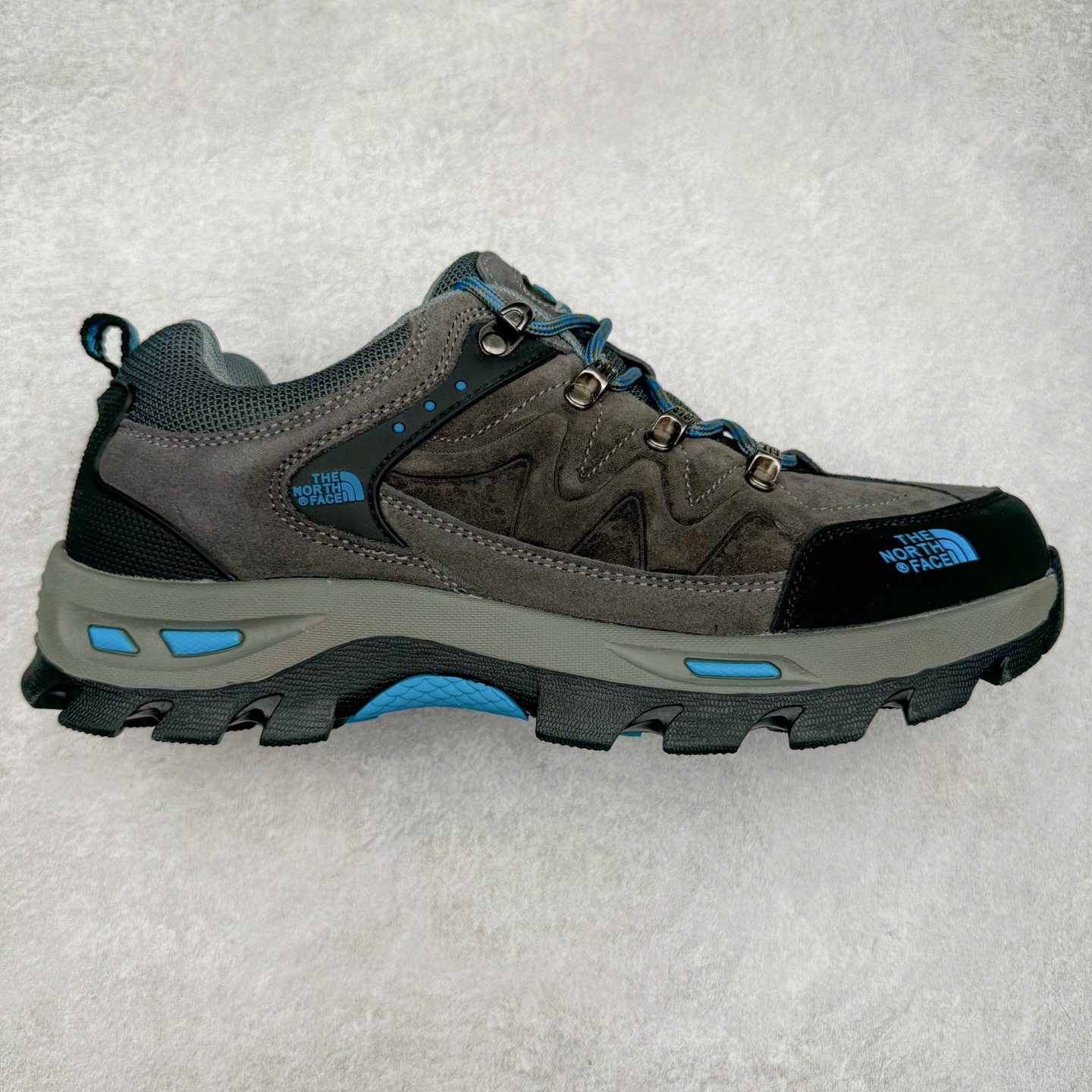 The North Face 北面乐斯菲斯户外运动休闲登山鞋越野徒步鞋 广东大厂品质 面料采用进口磨砂牛皮 鞋底采用Vibram黄金大底 专门为鞋底设计的橡胶以出色的耐磨性 良好的防滑性或得不少户外运动爱好者的喜欢 专业户外登山品牌（北面）The North Face自1966年创立，由两位热爱登山徒步的年轻登山者于美西旧金山开创，不断透过研发与创新，并且将最先进的技术结合在服装与鞋款设计，生产多种外型帅气且专业能力非常强的户外运动装备而备受欢迎。尺码：39-45（运动鞋码）-选品中心