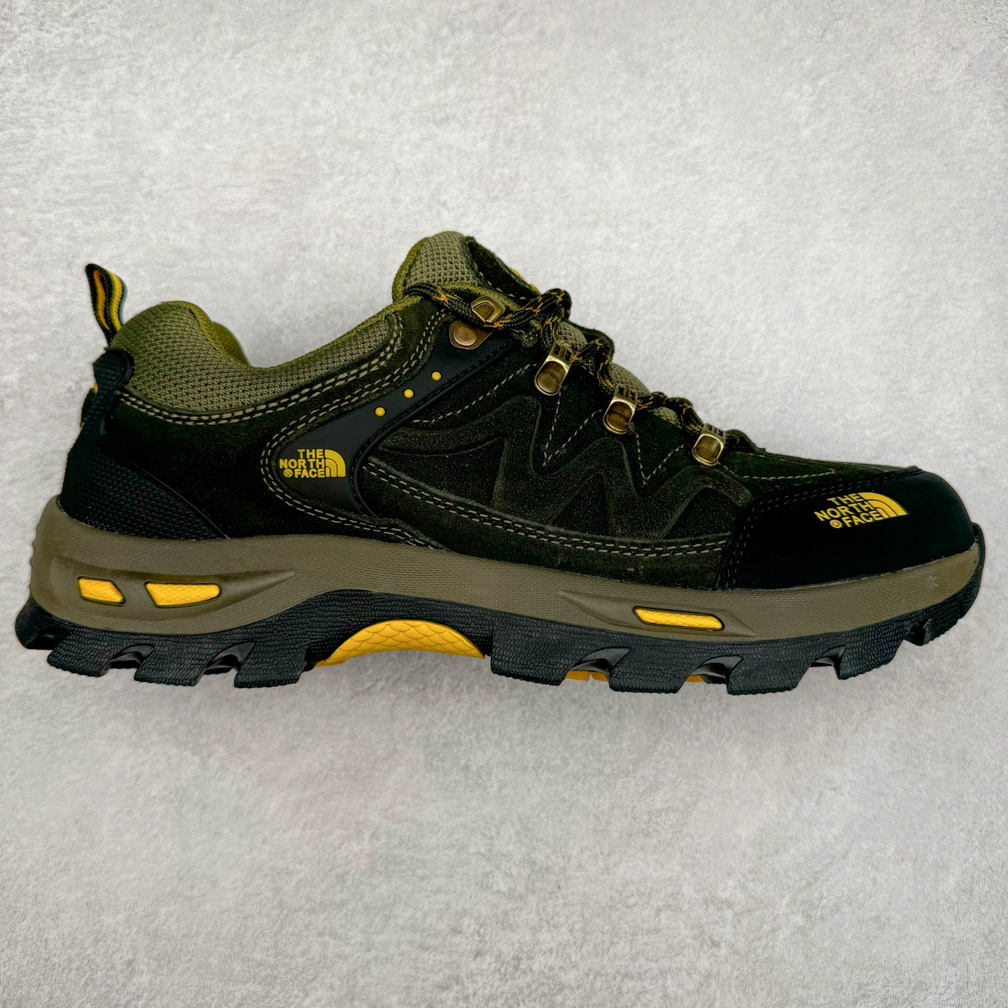 The North Face 北面乐斯菲斯户外运动休闲登山鞋越野徒步鞋 广东大厂品质 面料采用进口磨砂牛皮 鞋底采用Vibram黄金大底 专门为鞋底设计的橡胶以出色的耐磨性 良好的防滑性或得不少户外运动爱好者的喜欢 专业户外登山品牌（北面）The North Face自1966年创立，由两位热爱登山徒步的年轻登山者于美西旧金山开创，不断透过研发与创新，并且将最先进的技术结合在服装与鞋款设计，生产多种外型帅气且专业能力非常强的户外运动装备而备受欢迎。尺码：39-45（运动鞋码）-选品中心