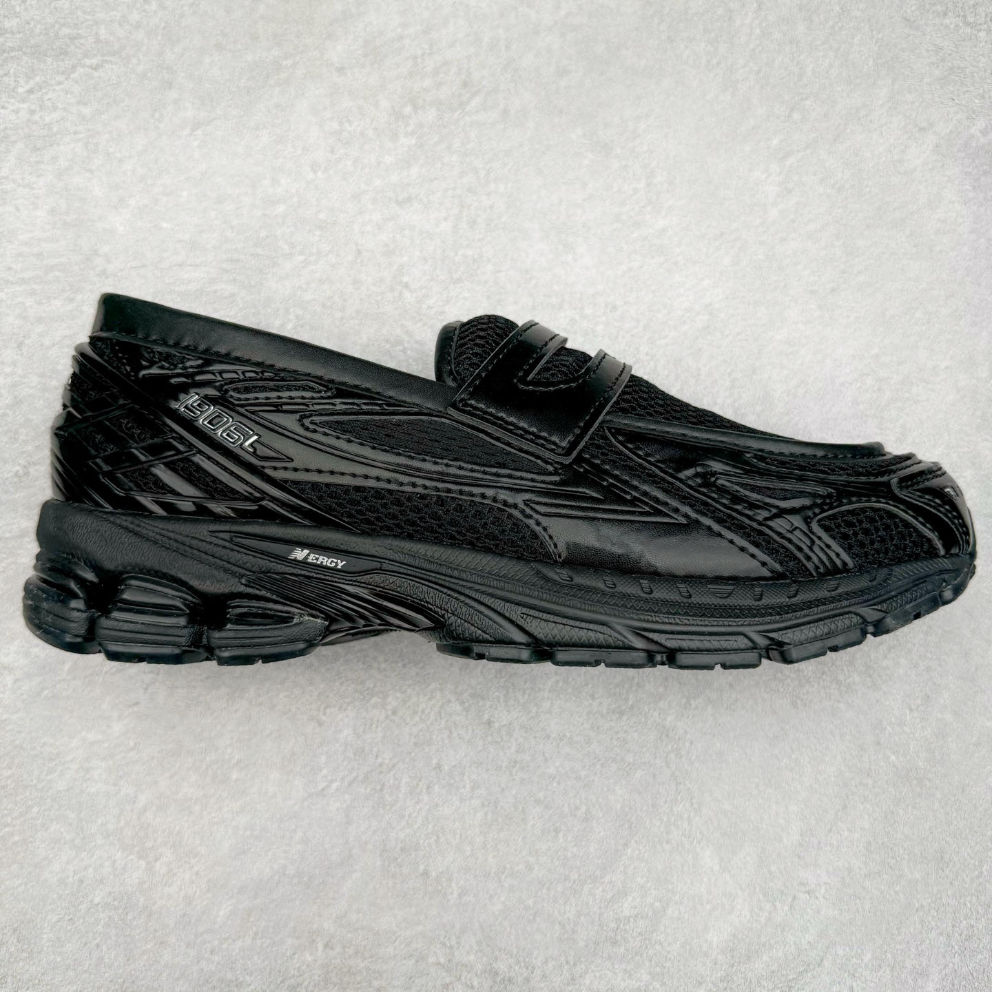 JUNYA WATANABE x New Balance NB 1906R 新百伦联名款舒适百搭防滑低帮生活休闲鞋乐福鞋 Junya Watanabe 和 New Balance 再次联手，推出了全新的合作款——1906 Loafer。这款跨越运动鞋与皮鞋界限的设计。设计将 New Balance 1906R 的技术与经典皮革便鞋的风格完美融合。厚实的鞋底与精致的漆皮鞋面，不仅保留了运动鞋的舒适感，还能轻松驾驭休闲与正式造型。一位国外鞋友对此鞋的评价颇具趣味：“这是开完重要会议后，立马开始 5K 长跑的理想鞋款。”-选品中心