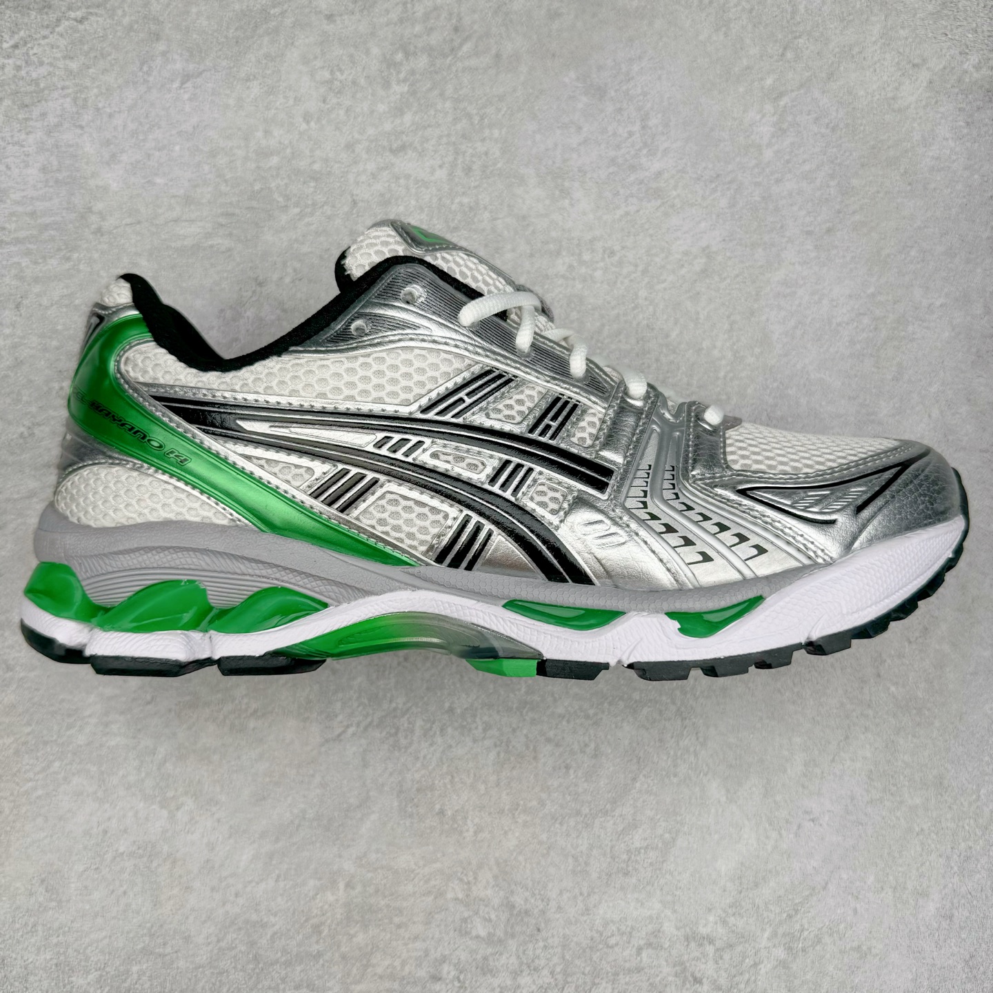 ASICS GEL-KAYANO 14 亚瑟士K14系列户外复古潮流百搭织物合成革缓震休闲跑步鞋 原装纸板楦头开发 独家私模五层组合大底 原厂定制缓震硅胶加持 原盒原配 官方四联吊牌 原装Ortholite轻量化鞋垫 设计师 Hidenori Yamashita 以「Flash」一词为灵感 创造出未来感金属色鞋面 改造升级内在性能 由内而外全面革新 为 GEL-KAYANO 家族传承及经典跑鞋文化的延续 创下里程碑式作品 K14跑鞋重新诠释了复古的跑步形状 并以其 2000 年代后期的美学理念重新铺装 银色与蓝色的鞋面极为高档 网面铺陈与鞋面、鞋头多处细节位增添了透气性 鞋后跟部中底上以及多密度耐磨鞋底增加了 GEL 缓震胶 提供高抗冲击性、缓冲性、可保护脚部免受地面冲击的影响 穿着舒适性十足 尺码：35.5 36 37 37.5 38 39 39.5 40.5 41.5 42 42.5 43.5 44 45-选品中心