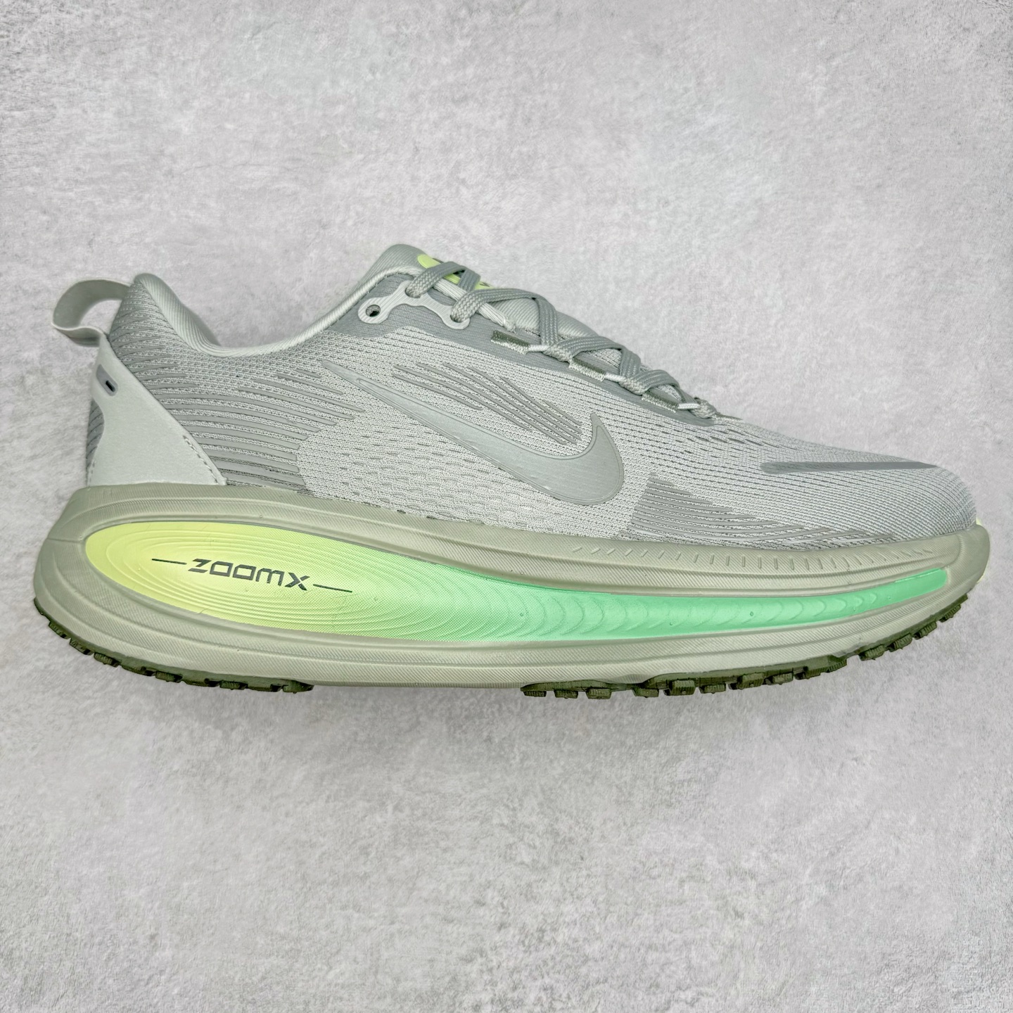 NK Air Zoom Vomero 18 轻便舒适公路跑步鞋 HM6804 质感柔软 弹力充沛 助力一路畅跑 乐享不停 厚实泡绵缔造舒适的回弹效果 铸就出色跑步表现 该鞋款轻盈透气 带你步入舒适新境界 疾速刺激感和非凡舒适脚感交织 定能让跑者在迈步间找到渴望已久的跑步乐趣 自如掌控跑步节奏、配速和里程 足底缓震配置赋予双足柔软舒适感受 助你一路畅跑 缓震设计 在双足触地时有助提供舒适脚感 搭载性能出众的 ZoomX 和 Cushlon 泡绵 营造柔软舒适脚感 助你稳稳迈步 基于跑者反馈 简化中底设计 带来出色舒适感 尺码：36 36.5 37.5 38 38.5 39 40 40.5 41 42 42.5 43 44 44.5 45-选品中心