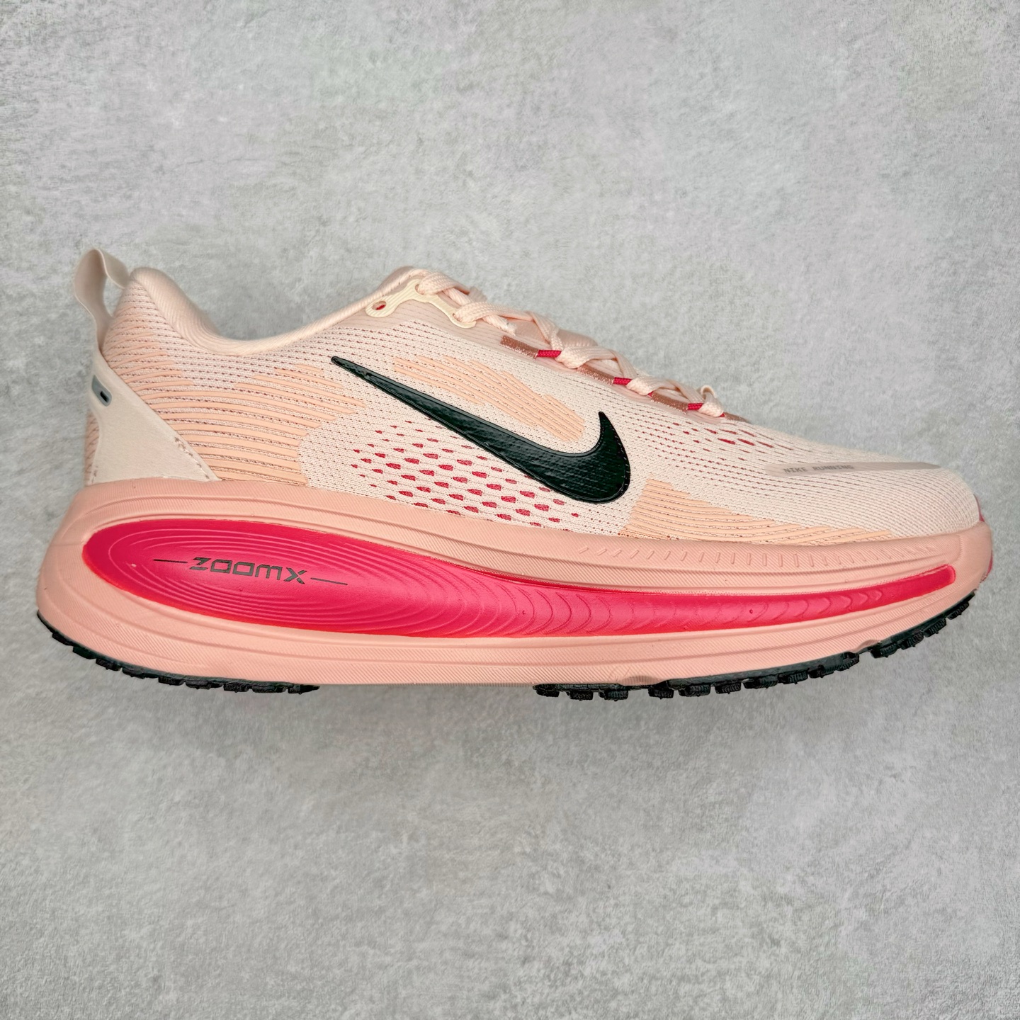 NK Air Zoom Vomero 18 轻便舒适公路跑步鞋 HM6804 质感柔软 弹力充沛 助力一路畅跑 乐享不停 厚实泡绵缔造舒适的回弹效果 铸就出色跑步表现 该鞋款轻盈透气 带你步入舒适新境界 疾速刺激感和非凡舒适脚感交织 定能让跑者在迈步间找到渴望已久的跑步乐趣 自如掌控跑步节奏、配速和里程 足底缓震配置赋予双足柔软舒适感受 助你一路畅跑 缓震设计 在双足触地时有助提供舒适脚感 搭载性能出众的 ZoomX 和 Cushlon 泡绵 营造柔软舒适脚感 助你稳稳迈步 基于跑者反馈 简化中底设计 带来出色舒适感 尺码：36 36.5 37.5 38 38.5 39 40 40.5 41 42 42.5 43 44 44.5 45-选品中心