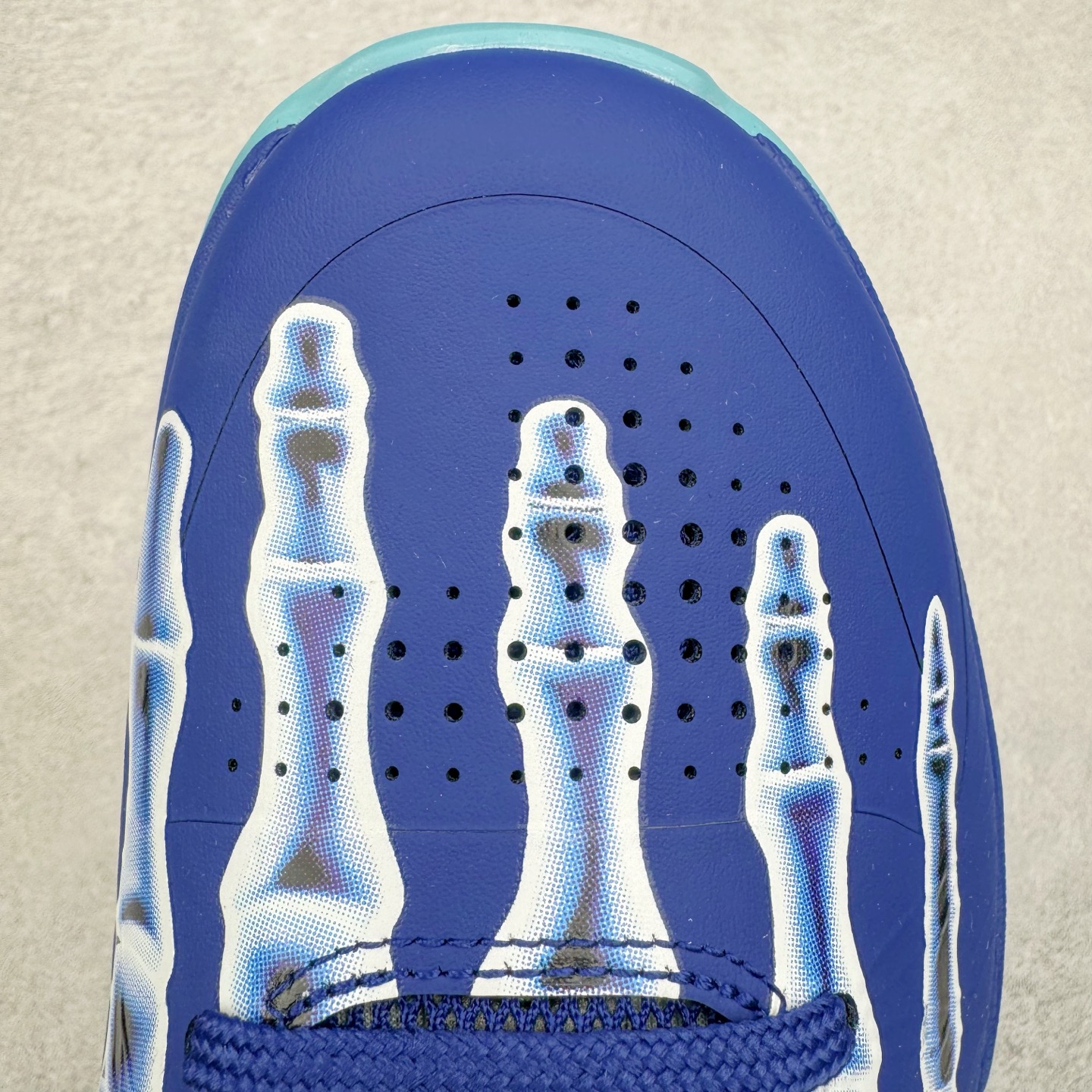 图片[14]-＃Star NK Zoom Kobe 科比5代 X-Ray 蓝色骨骼 HJ4303-400 圈内顶级批次 完美复刻公司货 前掌超大Zoom Turbo气垫 后掌EVA缓震 真正的原汁原味 还原ZP脚感 全身鞋材卡料色独家定制 唯一正确喷漆工艺Swoosh 正确凹凸蛇鳞工艺 正确鞋面渐变效果 内全置真动飞态线 独立原厂模具 最大尺码达到49.5码 首批不拼图大几率过验 亲测已过 支持各种高强度实战 无需担心 上脚价 补货周期极长 脚宽建议买大半码 科比系列前掌偏窄 不影响二次销售 支持七天无理由退换 尺码：40 40.5 41 42 42.5 43 44 44.5 45 45.5 46 47.5 48.5-选品中心