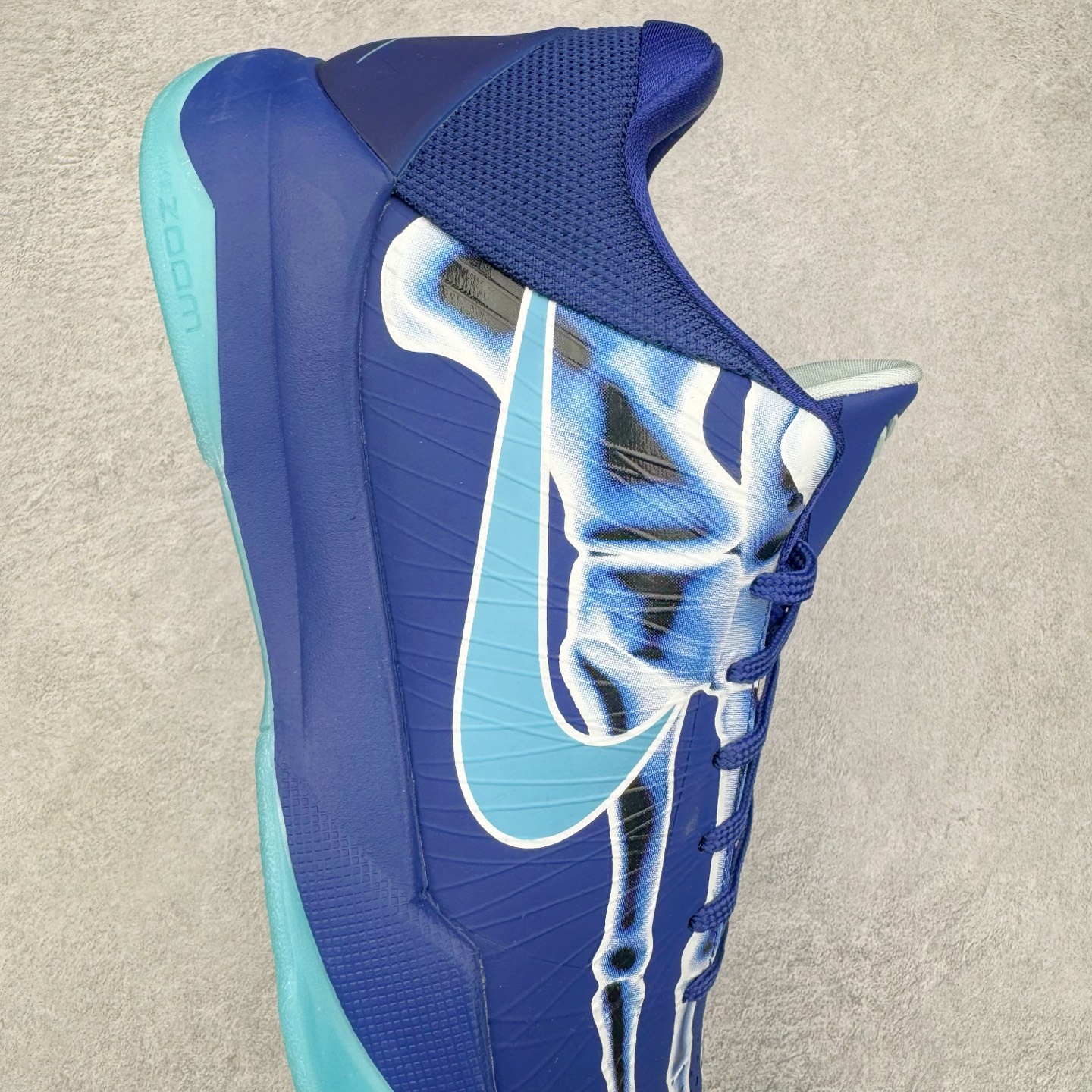 图片[6]-＃Star NK Zoom Kobe 科比5代 X-Ray 蓝色骨骼 HJ4303-400 圈内顶级批次 完美复刻公司货 前掌超大Zoom Turbo气垫 后掌EVA缓震 真正的原汁原味 还原ZP脚感 全身鞋材卡料色独家定制 唯一正确喷漆工艺Swoosh 正确凹凸蛇鳞工艺 正确鞋面渐变效果 内全置真动飞态线 独立原厂模具 最大尺码达到49.5码 首批不拼图大几率过验 亲测已过 支持各种高强度实战 无需担心 上脚价 补货周期极长 脚宽建议买大半码 科比系列前掌偏窄 不影响二次销售 支持七天无理由退换 尺码：40 40.5 41 42 42.5 43 44 44.5 45 45.5 46 47.5 48.5-选品中心
