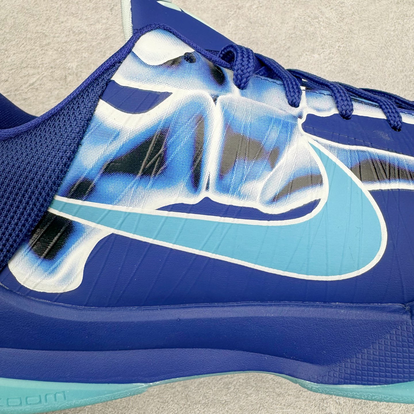 图片[15]-＃Star NK Zoom Kobe 科比5代 X-Ray 蓝色骨骼 HJ4303-400 圈内顶级批次 完美复刻公司货 前掌超大Zoom Turbo气垫 后掌EVA缓震 真正的原汁原味 还原ZP脚感 全身鞋材卡料色独家定制 唯一正确喷漆工艺Swoosh 正确凹凸蛇鳞工艺 正确鞋面渐变效果 内全置真动飞态线 独立原厂模具 最大尺码达到49.5码 首批不拼图大几率过验 亲测已过 支持各种高强度实战 无需担心 上脚价 补货周期极长 脚宽建议买大半码 科比系列前掌偏窄 不影响二次销售 支持七天无理由退换 尺码：40 40.5 41 42 42.5 43 44 44.5 45 45.5 46 47.5 48.5-选品中心