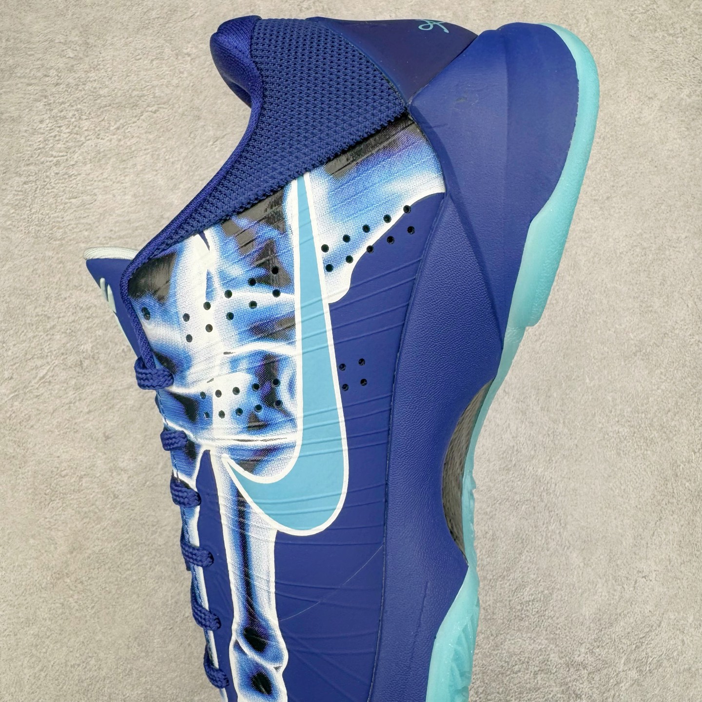 图片[7]-＃Star NK Zoom Kobe 科比5代 X-Ray 蓝色骨骼 HJ4303-400 圈内顶级批次 完美复刻公司货 前掌超大Zoom Turbo气垫 后掌EVA缓震 真正的原汁原味 还原ZP脚感 全身鞋材卡料色独家定制 唯一正确喷漆工艺Swoosh 正确凹凸蛇鳞工艺 正确鞋面渐变效果 内全置真动飞态线 独立原厂模具 最大尺码达到49.5码 首批不拼图大几率过验 亲测已过 支持各种高强度实战 无需担心 上脚价 补货周期极长 脚宽建议买大半码 科比系列前掌偏窄 不影响二次销售 支持七天无理由退换 尺码：40 40.5 41 42 42.5 43 44 44.5 45 45.5 46 47.5 48.5-选品中心