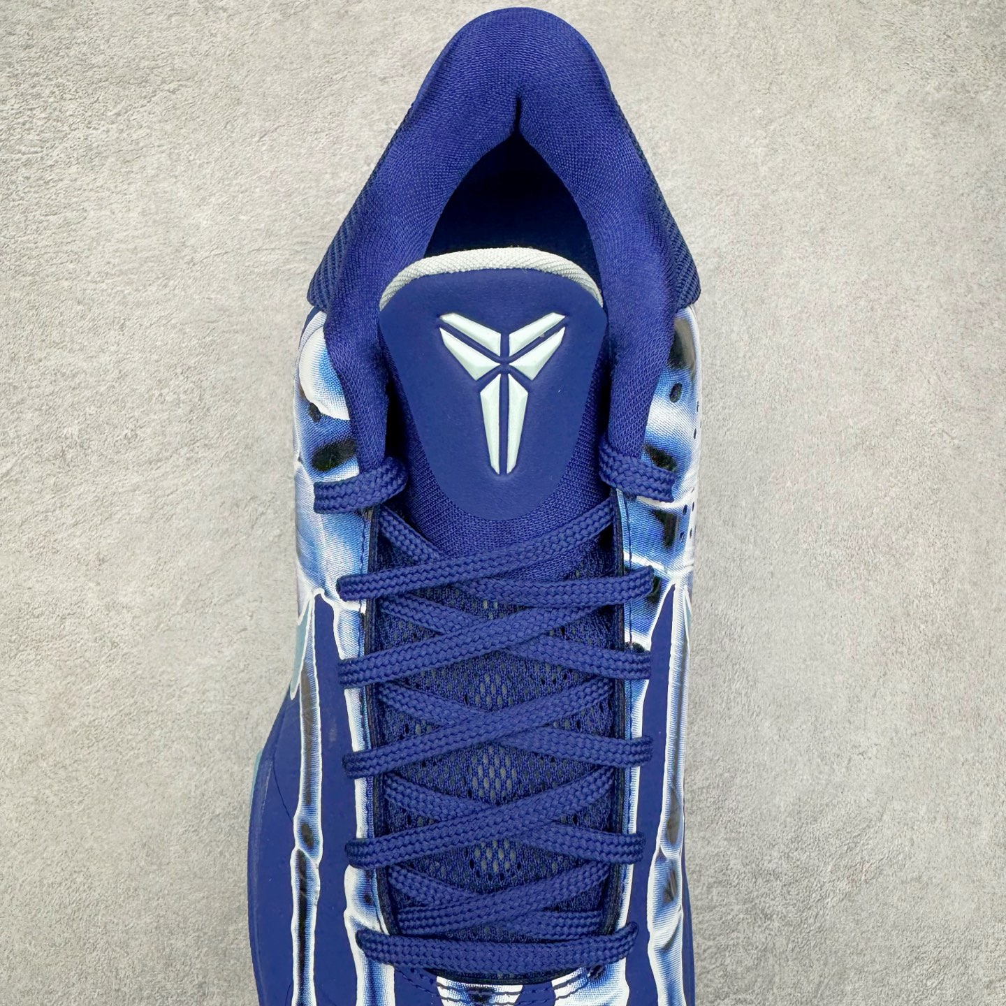 图片[5]-＃Star NK Zoom Kobe 科比5代 X-Ray 蓝色骨骼 HJ4303-400 圈内顶级批次 完美复刻公司货 前掌超大Zoom Turbo气垫 后掌EVA缓震 真正的原汁原味 还原ZP脚感 全身鞋材卡料色独家定制 唯一正确喷漆工艺Swoosh 正确凹凸蛇鳞工艺 正确鞋面渐变效果 内全置真动飞态线 独立原厂模具 最大尺码达到49.5码 首批不拼图大几率过验 亲测已过 支持各种高强度实战 无需担心 上脚价 补货周期极长 脚宽建议买大半码 科比系列前掌偏窄 不影响二次销售 支持七天无理由退换 尺码：40 40.5 41 42 42.5 43 44 44.5 45 45.5 46 47.5 48.5-选品中心