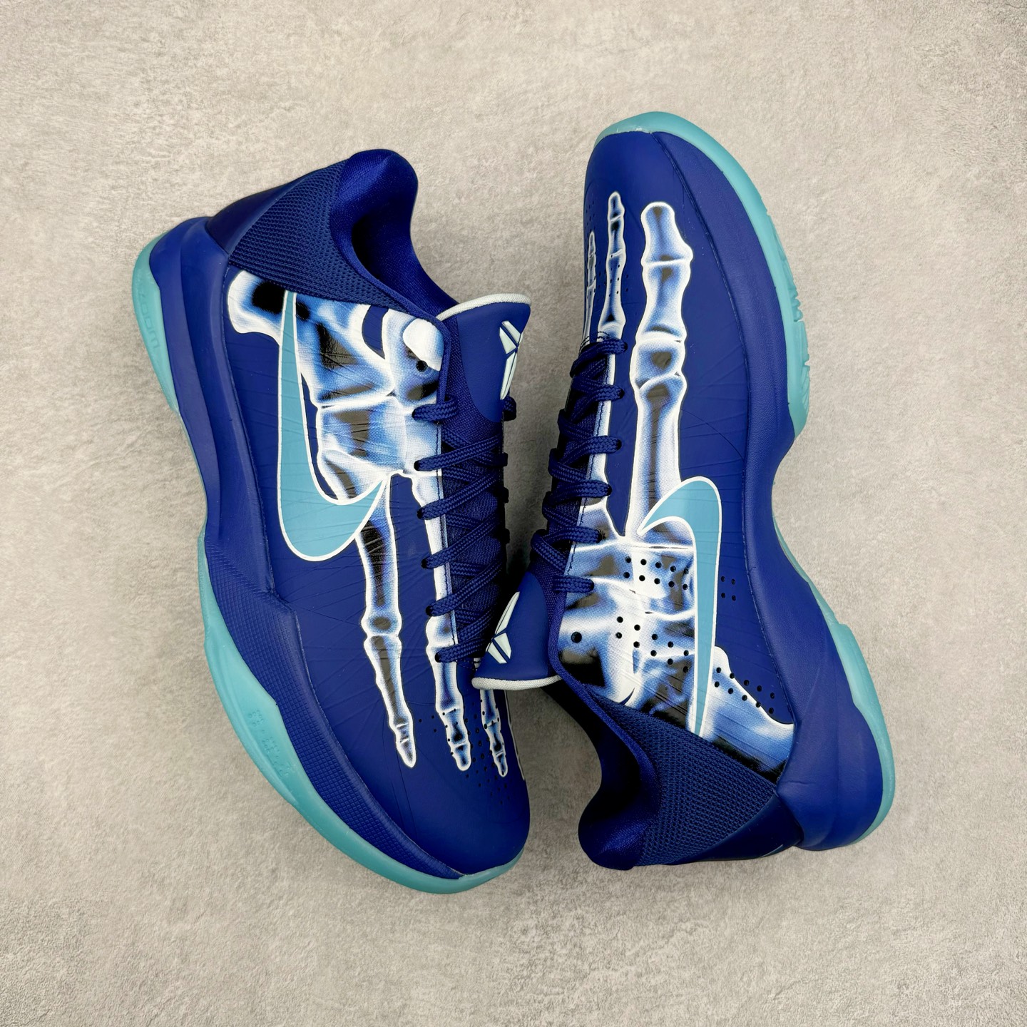 图片[3]-＃Star NK Zoom Kobe 科比5代 X-Ray 蓝色骨骼 HJ4303-400 圈内顶级批次 完美复刻公司货 前掌超大Zoom Turbo气垫 后掌EVA缓震 真正的原汁原味 还原ZP脚感 全身鞋材卡料色独家定制 唯一正确喷漆工艺Swoosh 正确凹凸蛇鳞工艺 正确鞋面渐变效果 内全置真动飞态线 独立原厂模具 最大尺码达到49.5码 首批不拼图大几率过验 亲测已过 支持各种高强度实战 无需担心 上脚价 补货周期极长 脚宽建议买大半码 科比系列前掌偏窄 不影响二次销售 支持七天无理由退换 尺码：40 40.5 41 42 42.5 43 44 44.5 45 45.5 46 47.5 48.5-选品中心