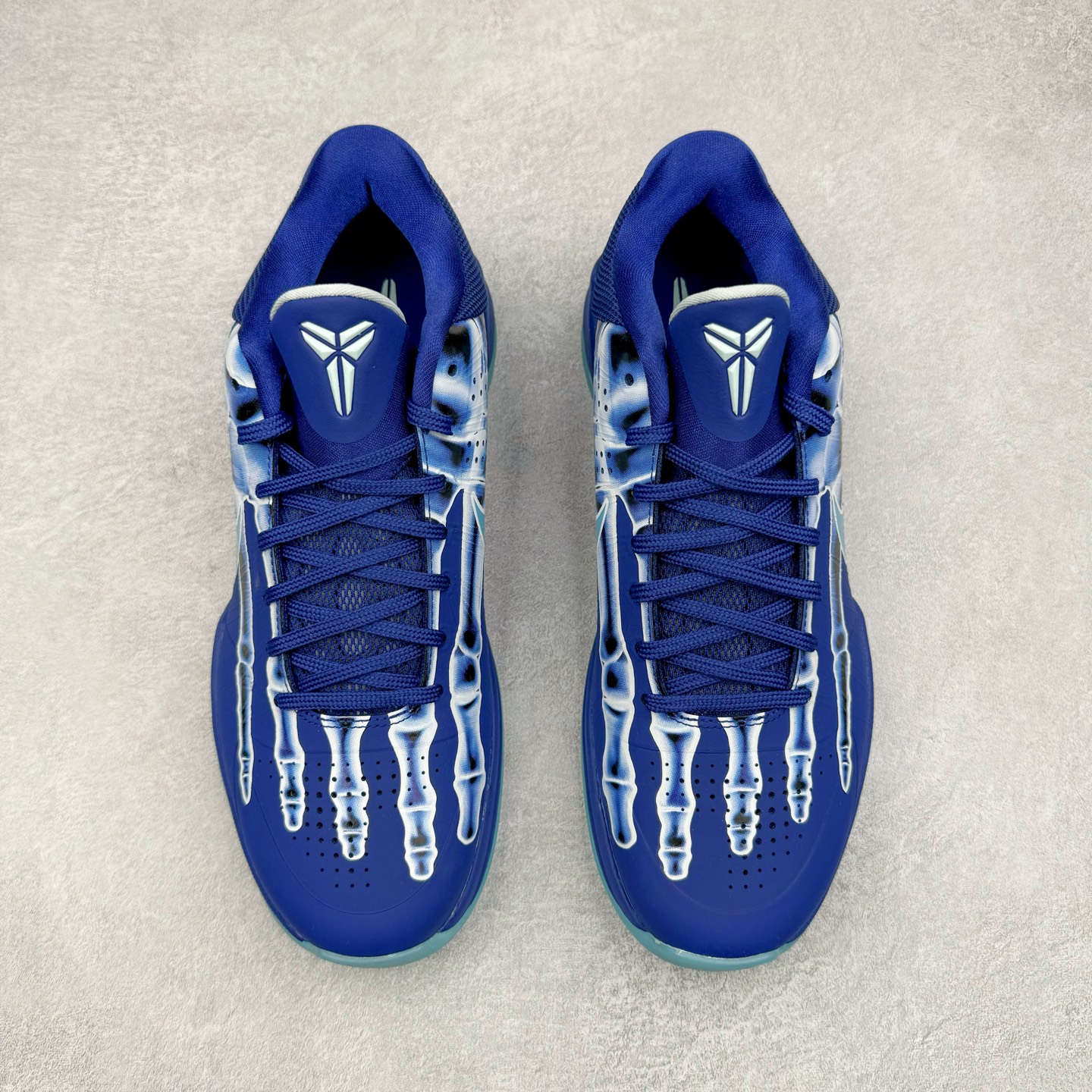 图片[2]-＃Star NK Zoom Kobe 科比5代 X-Ray 蓝色骨骼 HJ4303-400 圈内顶级批次 完美复刻公司货 前掌超大Zoom Turbo气垫 后掌EVA缓震 真正的原汁原味 还原ZP脚感 全身鞋材卡料色独家定制 唯一正确喷漆工艺Swoosh 正确凹凸蛇鳞工艺 正确鞋面渐变效果 内全置真动飞态线 独立原厂模具 最大尺码达到49.5码 首批不拼图大几率过验 亲测已过 支持各种高强度实战 无需担心 上脚价 补货周期极长 脚宽建议买大半码 科比系列前掌偏窄 不影响二次销售 支持七天无理由退换 尺码：40 40.5 41 42 42.5 43 44 44.5 45 45.5 46 47.5 48.5-选品中心