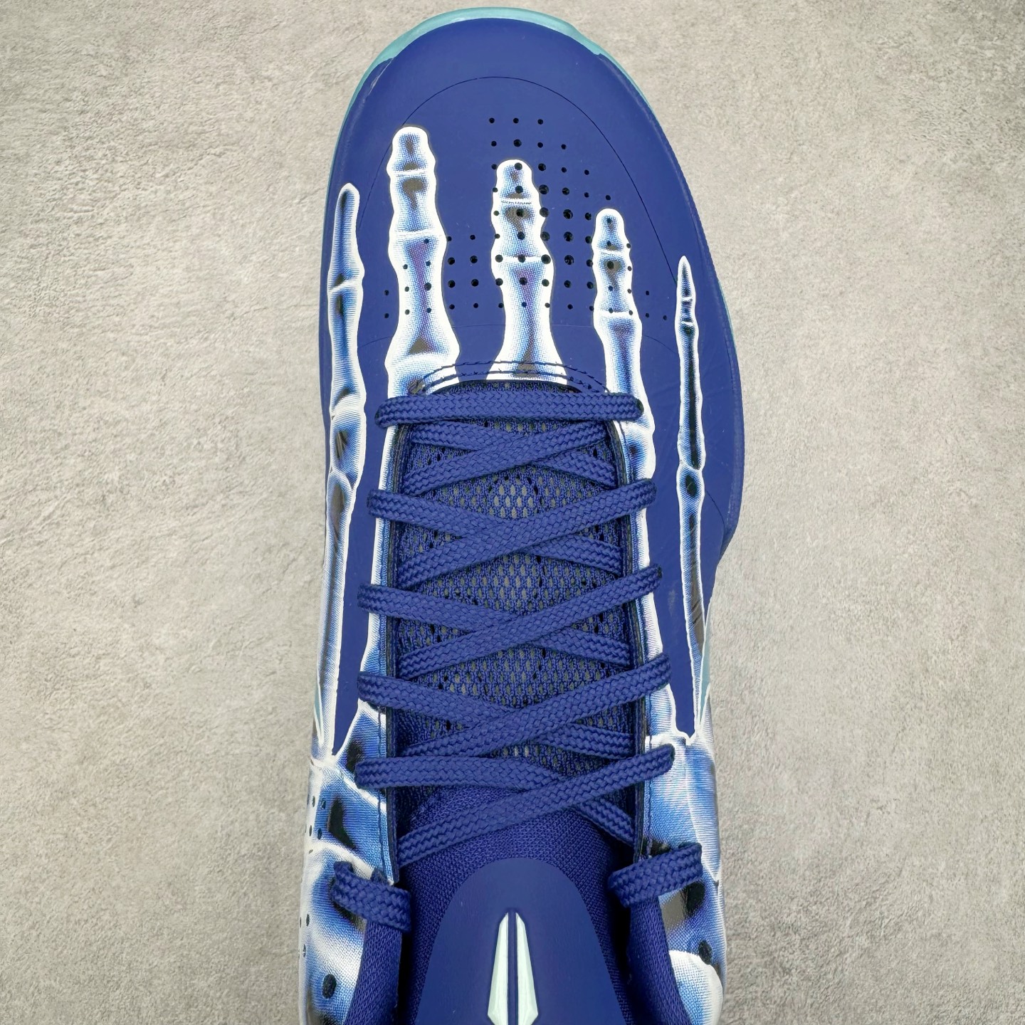 图片[4]-＃Star NK Zoom Kobe 科比5代 X-Ray 蓝色骨骼 HJ4303-400 圈内顶级批次 完美复刻公司货 前掌超大Zoom Turbo气垫 后掌EVA缓震 真正的原汁原味 还原ZP脚感 全身鞋材卡料色独家定制 唯一正确喷漆工艺Swoosh 正确凹凸蛇鳞工艺 正确鞋面渐变效果 内全置真动飞态线 独立原厂模具 最大尺码达到49.5码 首批不拼图大几率过验 亲测已过 支持各种高强度实战 无需担心 上脚价 补货周期极长 脚宽建议买大半码 科比系列前掌偏窄 不影响二次销售 支持七天无理由退换 尺码：40 40.5 41 42 42.5 43 44 44.5 45 45.5 46 47.5 48.5-选品中心