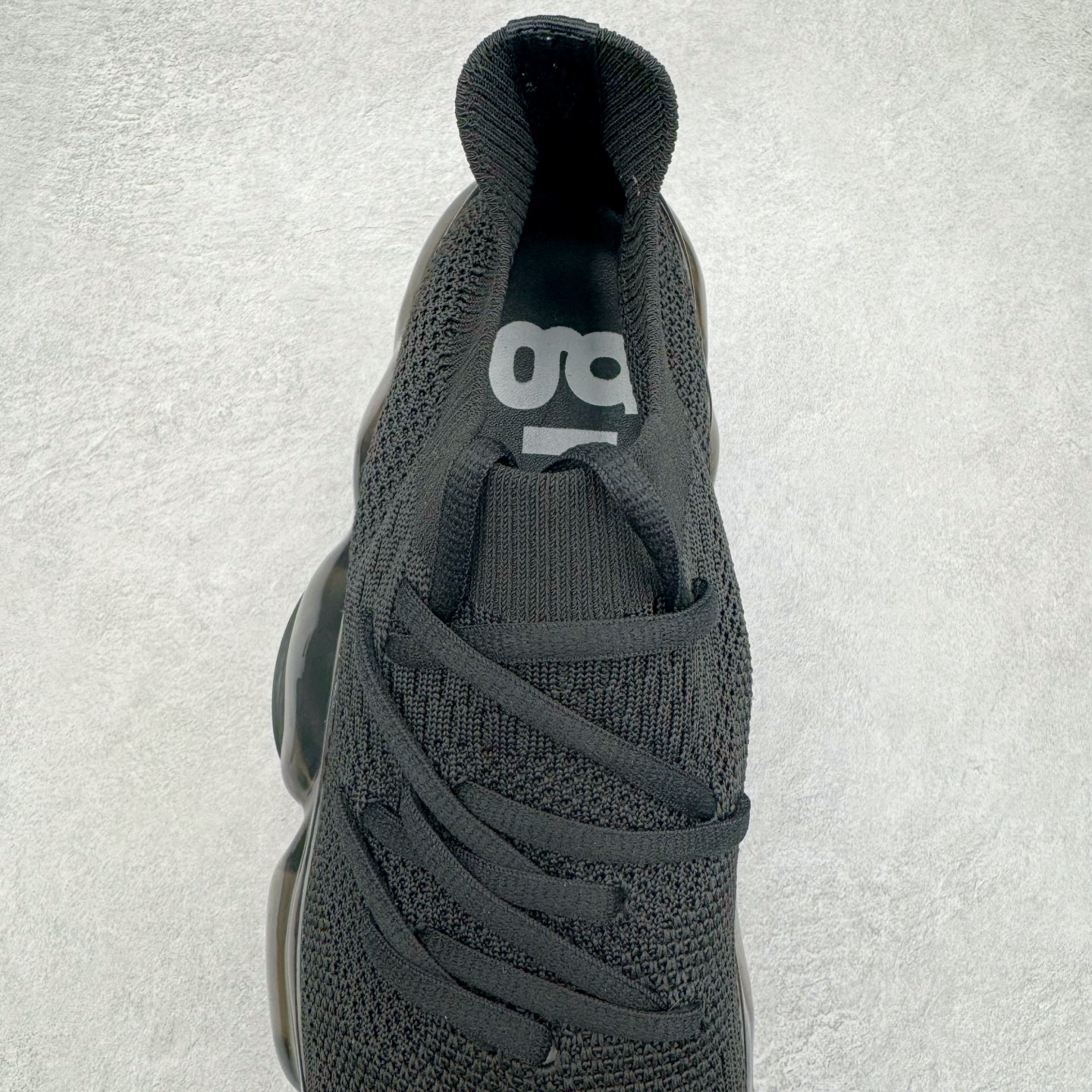 图片[5]-Grounds 圆头厚底低帮生活气垫休闲鞋 该鞋款的外观设计走在时尚前沿 简约休闲的风格适合日常穿搭 其独特的风格款式构成了品牌身份重要的一部分 Grounds 是迅速走红的日本小众品牌波比鞋比较像是来自未来世界 以科技感的氛围让人留下印象 尤其是那厚厚的气垫鞋底 一颗一颗圆圆的半透明外型相当讨喜 搭配不同的鞋身设计 不只波鞋、更有鞋靴 而且不只是外观 这种特殊的气垫也因为走起路来舒服又好看 尺码：35 36 37 38 39 40-选品中心