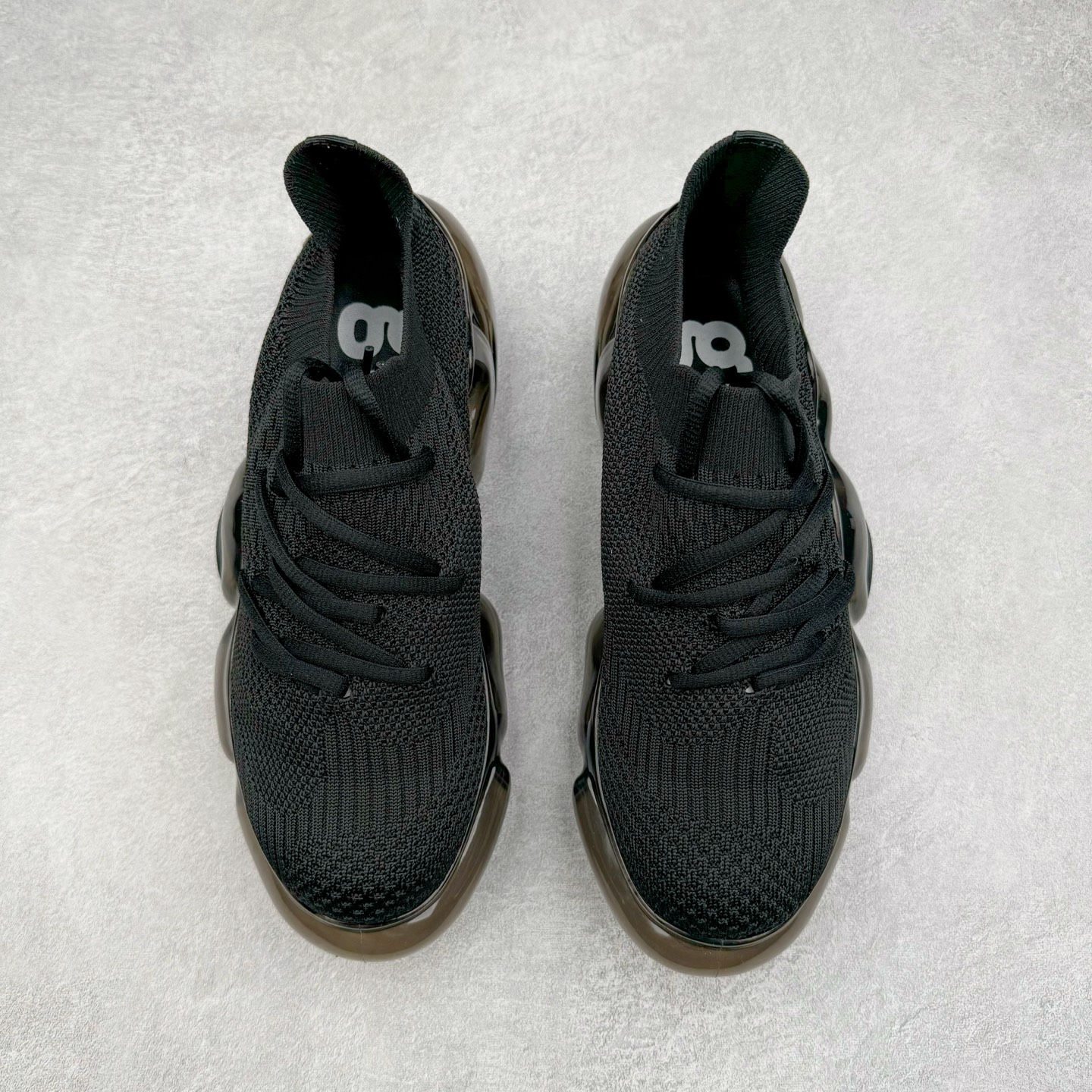 图片[2]-Grounds 圆头厚底低帮生活气垫休闲鞋 该鞋款的外观设计走在时尚前沿 简约休闲的风格适合日常穿搭 其独特的风格款式构成了品牌身份重要的一部分 Grounds 是迅速走红的日本小众品牌波比鞋比较像是来自未来世界 以科技感的氛围让人留下印象 尤其是那厚厚的气垫鞋底 一颗一颗圆圆的半透明外型相当讨喜 搭配不同的鞋身设计 不只波鞋、更有鞋靴 而且不只是外观 这种特殊的气垫也因为走起路来舒服又好看 尺码：35 36 37 38 39 40-选品中心