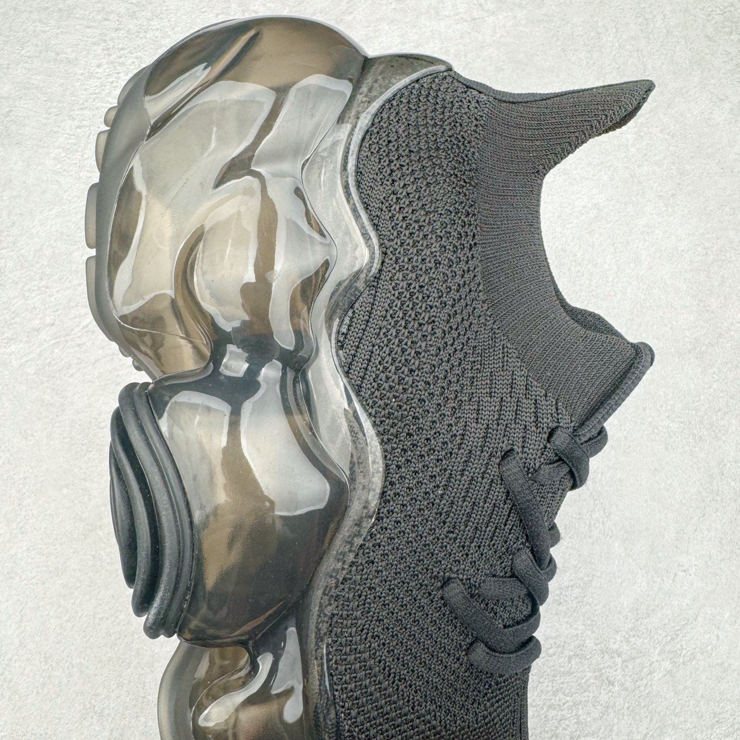 图片[6]-Grounds 圆头厚底低帮生活气垫休闲鞋 该鞋款的外观设计走在时尚前沿 简约休闲的风格适合日常穿搭 其独特的风格款式构成了品牌身份重要的一部分 Grounds 是迅速走红的日本小众品牌波比鞋比较像是来自未来世界 以科技感的氛围让人留下印象 尤其是那厚厚的气垫鞋底 一颗一颗圆圆的半透明外型相当讨喜 搭配不同的鞋身设计 不只波鞋、更有鞋靴 而且不只是外观 这种特殊的气垫也因为走起路来舒服又好看 尺码：35 36 37 38 39 40-选品中心