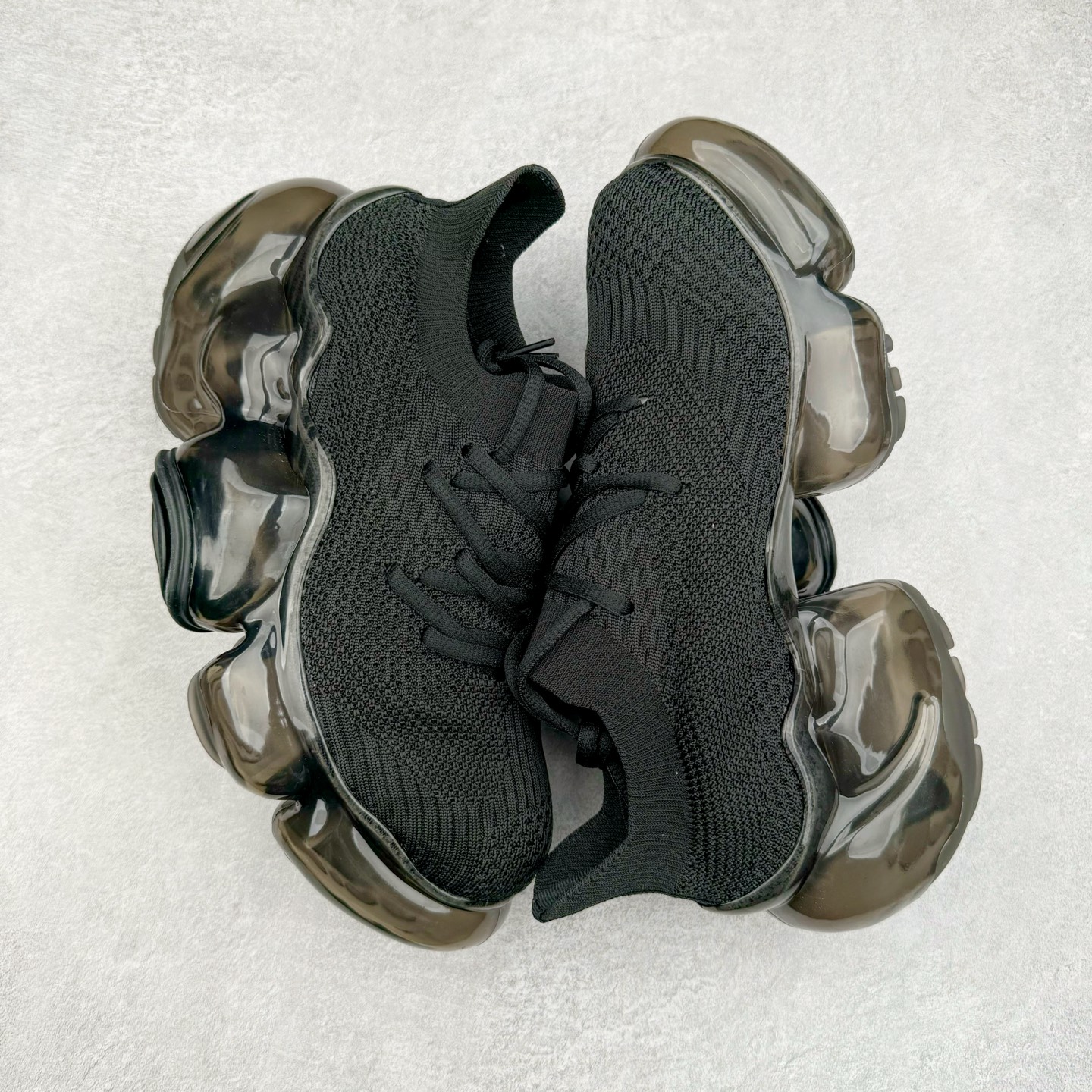 图片[3]-Grounds 圆头厚底低帮生活气垫休闲鞋 该鞋款的外观设计走在时尚前沿 简约休闲的风格适合日常穿搭 其独特的风格款式构成了品牌身份重要的一部分 Grounds 是迅速走红的日本小众品牌波比鞋比较像是来自未来世界 以科技感的氛围让人留下印象 尤其是那厚厚的气垫鞋底 一颗一颗圆圆的半透明外型相当讨喜 搭配不同的鞋身设计 不只波鞋、更有鞋靴 而且不只是外观 这种特殊的气垫也因为走起路来舒服又好看 尺码：35 36 37 38 39 40-选品中心