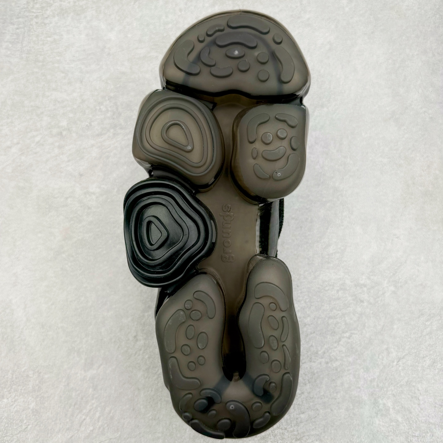 图片[9]-Grounds 圆头厚底低帮生活气垫休闲鞋 该鞋款的外观设计走在时尚前沿 简约休闲的风格适合日常穿搭 其独特的风格款式构成了品牌身份重要的一部分 Grounds 是迅速走红的日本小众品牌波比鞋比较像是来自未来世界 以科技感的氛围让人留下印象 尤其是那厚厚的气垫鞋底 一颗一颗圆圆的半透明外型相当讨喜 搭配不同的鞋身设计 不只波鞋、更有鞋靴 而且不只是外观 这种特殊的气垫也因为走起路来舒服又好看 尺码：35 36 37 38 39 40-选品中心