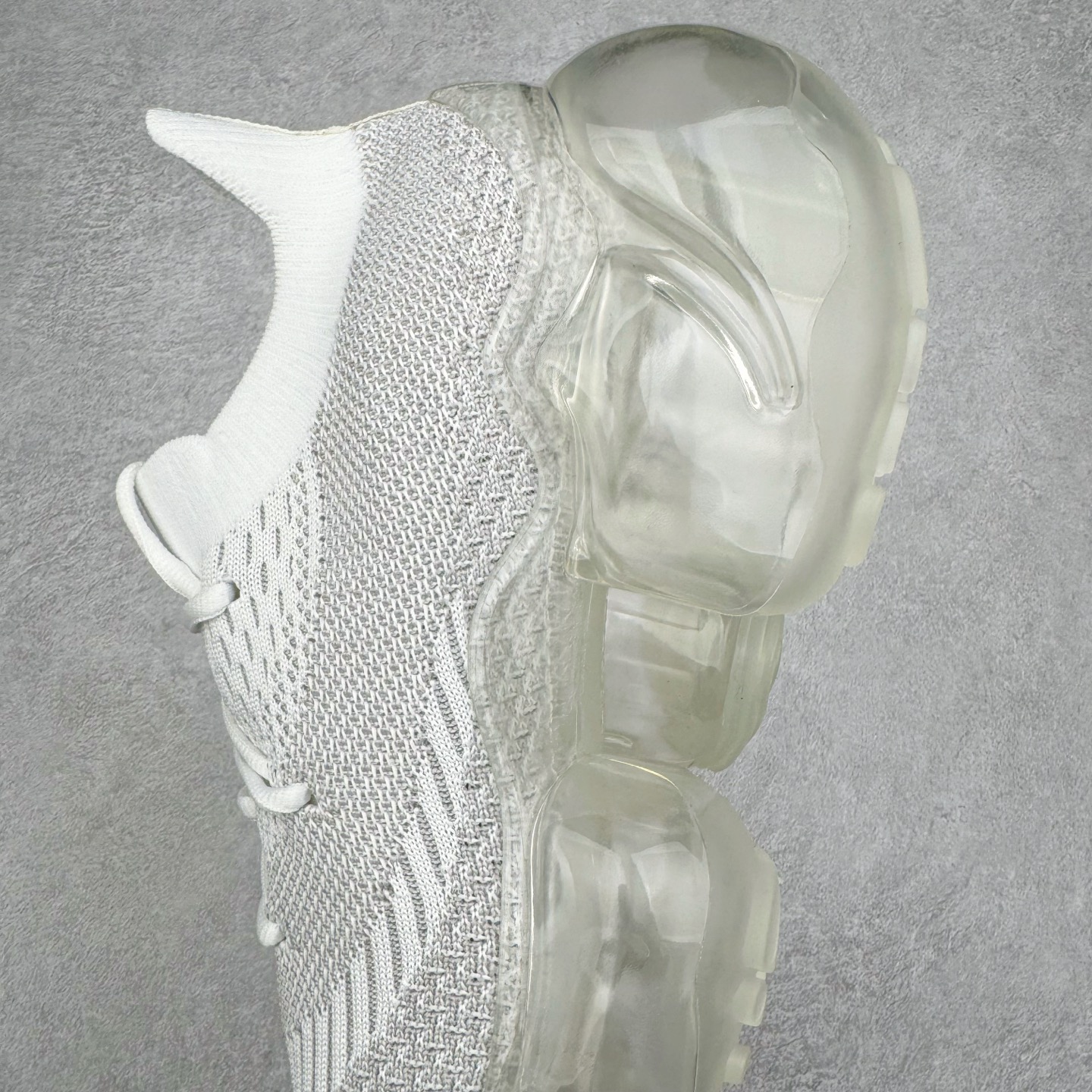 图片[7]-Grounds 圆头厚底低帮生活气垫休闲鞋 该鞋款的外观设计走在时尚前沿 简约休闲的风格适合日常穿搭 其独特的风格款式构成了品牌身份重要的一部分 Grounds 是迅速走红的日本小众品牌波比鞋比较像是来自未来世界 以科技感的氛围让人留下印象 尤其是那厚厚的气垫鞋底 一颗一颗圆圆的半透明外型相当讨喜 搭配不同的鞋身设计 不只波鞋、更有鞋靴 而且不只是外观 这种特殊的气垫也因为走起路来舒服又好看 尺码：35 36 37 38 39 40-选品中心