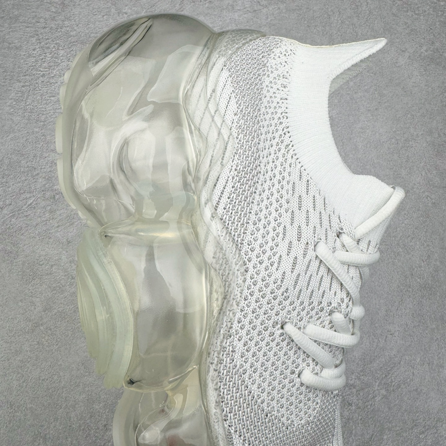 图片[6]-Grounds 圆头厚底低帮生活气垫休闲鞋 该鞋款的外观设计走在时尚前沿 简约休闲的风格适合日常穿搭 其独特的风格款式构成了品牌身份重要的一部分 Grounds 是迅速走红的日本小众品牌波比鞋比较像是来自未来世界 以科技感的氛围让人留下印象 尤其是那厚厚的气垫鞋底 一颗一颗圆圆的半透明外型相当讨喜 搭配不同的鞋身设计 不只波鞋、更有鞋靴 而且不只是外观 这种特殊的气垫也因为走起路来舒服又好看 尺码：35 36 37 38 39 40-选品中心