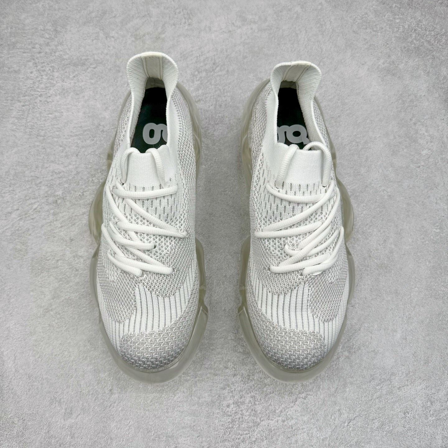 图片[2]-Grounds 圆头厚底低帮生活气垫休闲鞋 该鞋款的外观设计走在时尚前沿 简约休闲的风格适合日常穿搭 其独特的风格款式构成了品牌身份重要的一部分 Grounds 是迅速走红的日本小众品牌波比鞋比较像是来自未来世界 以科技感的氛围让人留下印象 尤其是那厚厚的气垫鞋底 一颗一颗圆圆的半透明外型相当讨喜 搭配不同的鞋身设计 不只波鞋、更有鞋靴 而且不只是外观 这种特殊的气垫也因为走起路来舒服又好看 尺码：35 36 37 38 39 40-选品中心