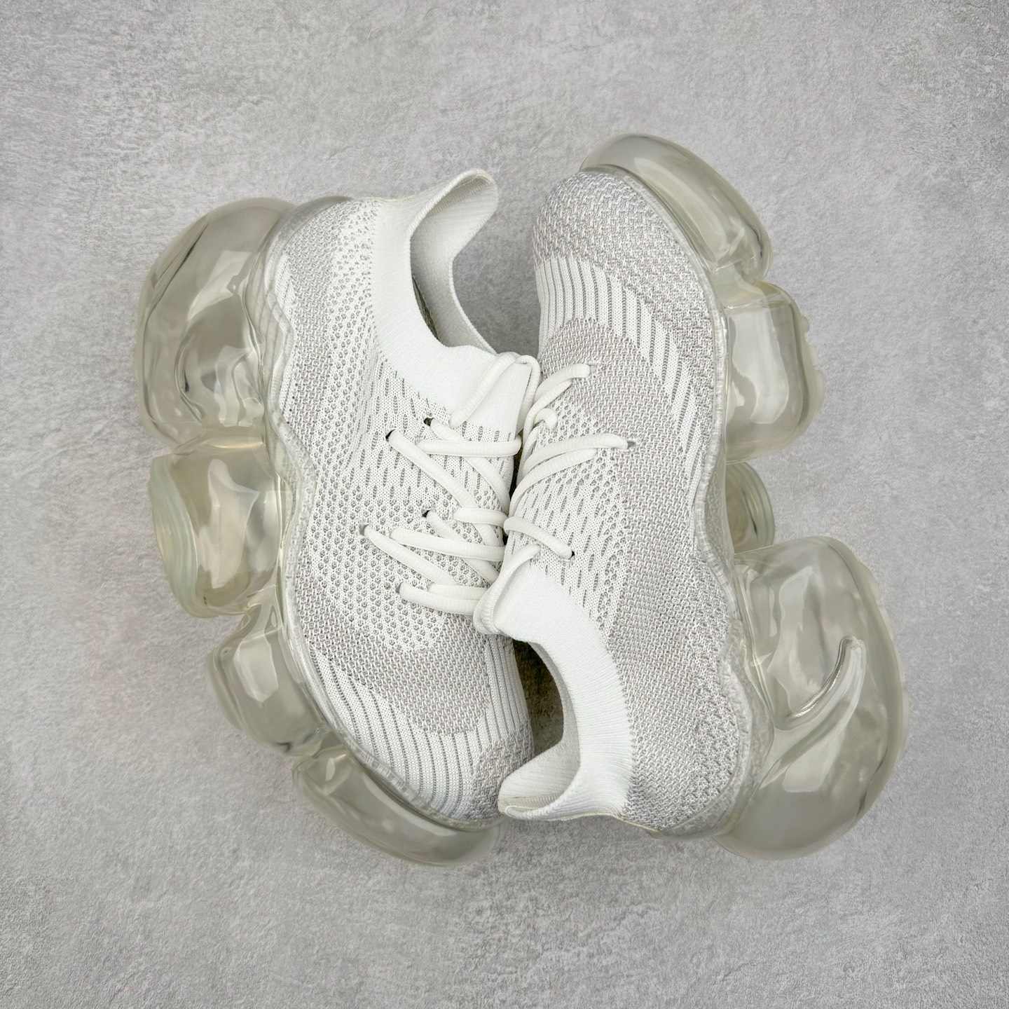 图片[3]-Grounds 圆头厚底低帮生活气垫休闲鞋 该鞋款的外观设计走在时尚前沿 简约休闲的风格适合日常穿搭 其独特的风格款式构成了品牌身份重要的一部分 Grounds 是迅速走红的日本小众品牌波比鞋比较像是来自未来世界 以科技感的氛围让人留下印象 尤其是那厚厚的气垫鞋底 一颗一颗圆圆的半透明外型相当讨喜 搭配不同的鞋身设计 不只波鞋、更有鞋靴 而且不只是外观 这种特殊的气垫也因为走起路来舒服又好看 尺码：35 36 37 38 39 40-选品中心