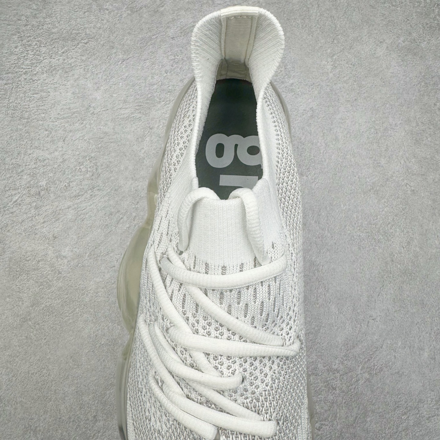 图片[5]-Grounds 圆头厚底低帮生活气垫休闲鞋 该鞋款的外观设计走在时尚前沿 简约休闲的风格适合日常穿搭 其独特的风格款式构成了品牌身份重要的一部分 Grounds 是迅速走红的日本小众品牌波比鞋比较像是来自未来世界 以科技感的氛围让人留下印象 尤其是那厚厚的气垫鞋底 一颗一颗圆圆的半透明外型相当讨喜 搭配不同的鞋身设计 不只波鞋、更有鞋靴 而且不只是外观 这种特殊的气垫也因为走起路来舒服又好看 尺码：35 36 37 38 39 40-选品中心