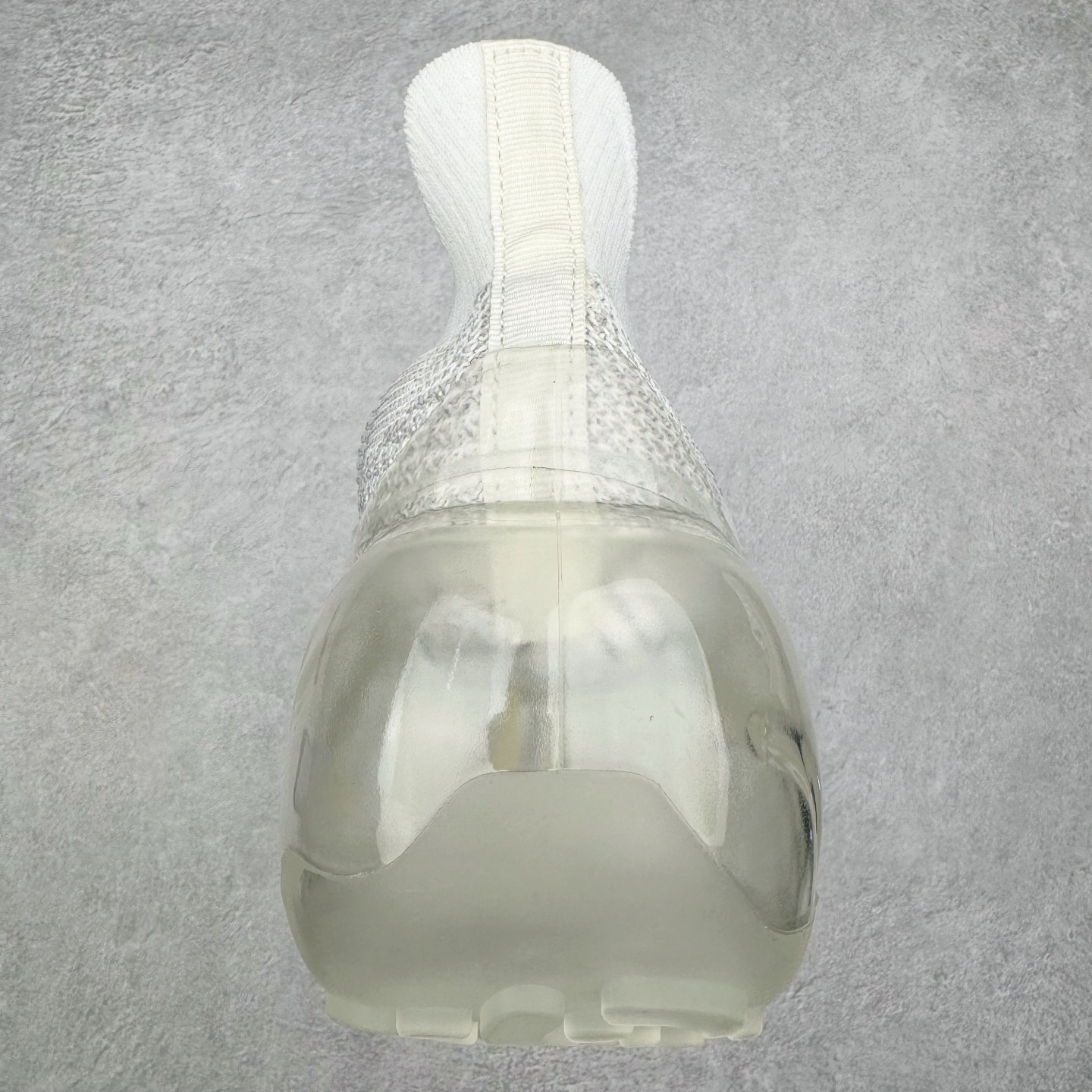 图片[8]-Grounds 圆头厚底低帮生活气垫休闲鞋 该鞋款的外观设计走在时尚前沿 简约休闲的风格适合日常穿搭 其独特的风格款式构成了品牌身份重要的一部分 Grounds 是迅速走红的日本小众品牌波比鞋比较像是来自未来世界 以科技感的氛围让人留下印象 尤其是那厚厚的气垫鞋底 一颗一颗圆圆的半透明外型相当讨喜 搭配不同的鞋身设计 不只波鞋、更有鞋靴 而且不只是外观 这种特殊的气垫也因为走起路来舒服又好看 尺码：35 36 37 38 39 40-选品中心