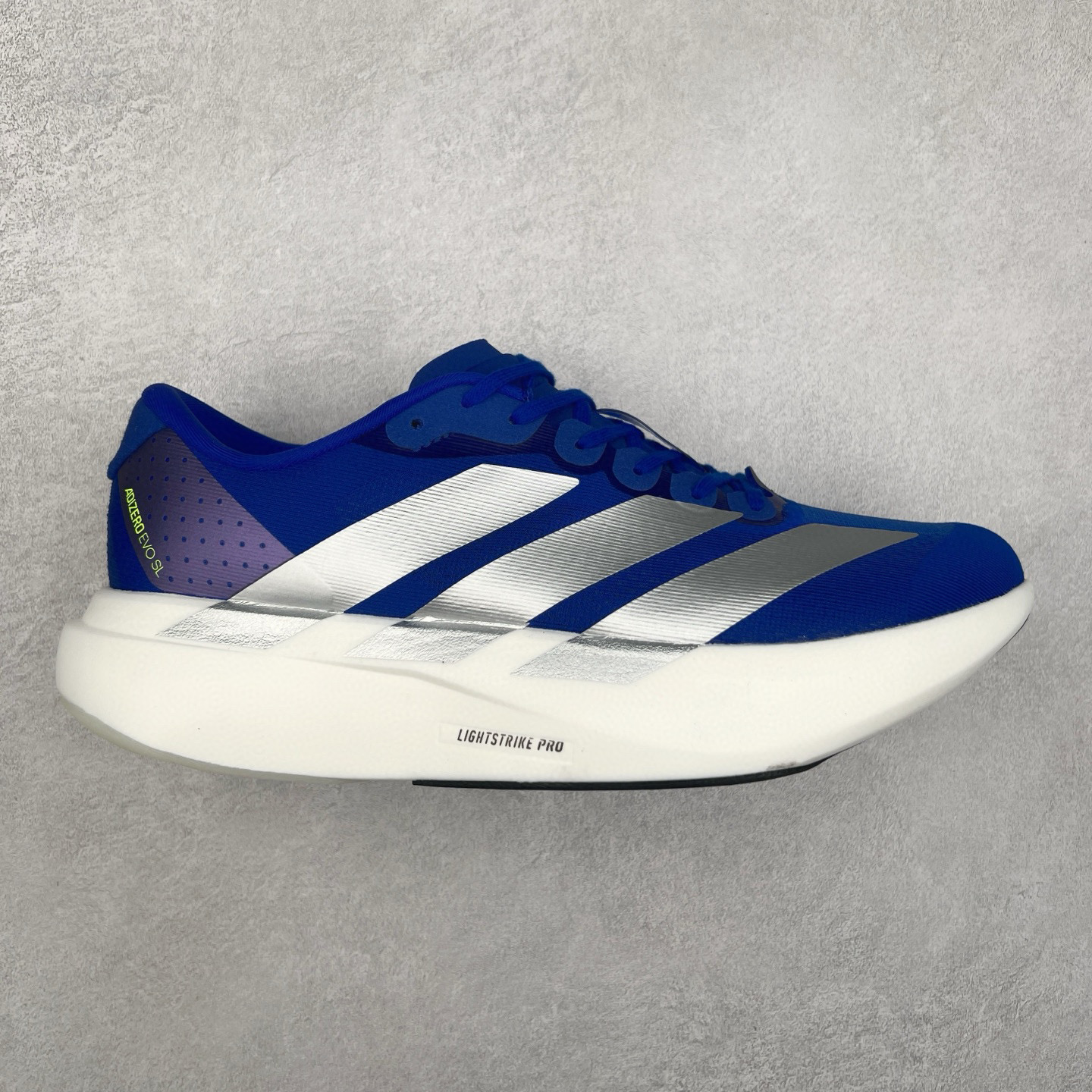 AD Adizero Eva SL M 零度进化版系列低帮轻便透气竞速休闲运动慢跑鞋 JR3414 相信大家对去年 adidas 横空出世的「顶级超跑」adiZero Adios Pro EVO 1 记忆犹新！不仅登顶阿迪史上最轻跑鞋宝座，更在接下来的全球马拉松赛事中，持续书写着惊人成绩，被网友戏称新一代「阿迪神鞋」全网刷屏！极简设计语言与强烈速度感和存在感的鞋侧三线，让人过目不忘，特别种草！其中定位于中长跑训练的 adidas Adizero Evo SL，整体外观造型与 adiZero Adios Pro EVO 1 非常相似。中底配置方面搭载全掌 Lightstrike Pro，鞋面采用透气网面示人，契合日常训练鞋的定位，更加耐用。外底给到了马牌橡胶，及类似上代竞速旗舰 adidas Adizero Adios Pro 3 区域分布。整体看下来无论是外观的鲜明辨识度，还是配置的扎实程度都很顶。尺码：36 36⅔ 37⅓ 38 38⅔ 39⅓ 40 40⅔ 41⅓ 42 42⅔ 43⅓ 44 45-选品中心