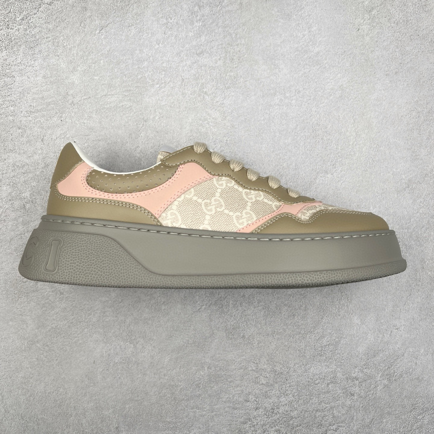 图片[2]-Gucci Chunky B Screener GG 古驰饼干鞋运动休闲鞋系列 纯原级别 原版盒子 官方一致原版 原标原盒 官方全套配件 原装雪梨形超软沙绒纸团 手工上线 不开胶 该品牌鞋款在制作中使用的是环保植物胶水 采用版凝胶技术(空胶工艺）存在一些缝隙属于正常现象 不用担心会影响到您的正常使用效果 采用厚底结构 巧妙运用外观设计、配色和材质三重元素 展现出复古风范 别致的橡胶鞋底 搭配米色和乌木色经典GG帆布鞋身及同色调皮革滚边 突显时尚大气的品味 尺码：35 36 37 38 39 40 41 42 43 44 45-选品中心