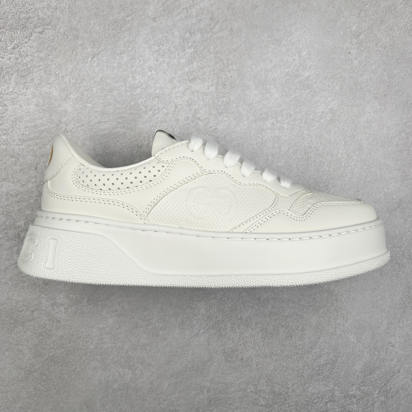 图片[6]-Gucci Chunky B Screener GG 古驰饼干鞋运动休闲鞋系列 纯原级别 原版盒子 官方一致原版 原标原盒 官方全套配件 原装雪梨形超软沙绒纸团 手工上线 不开胶 该品牌鞋款在制作中使用的是环保植物胶水 采用版凝胶技术(空胶工艺）存在一些缝隙属于正常现象 不用担心会影响到您的正常使用效果 采用厚底结构 巧妙运用外观设计、配色和材质三重元素 展现出复古风范 别致的橡胶鞋底 搭配米色和乌木色经典GG帆布鞋身及同色调皮革滚边 突显时尚大气的品味 尺码：35 36 37 38 39 40 41 42 43 44 45-选品中心