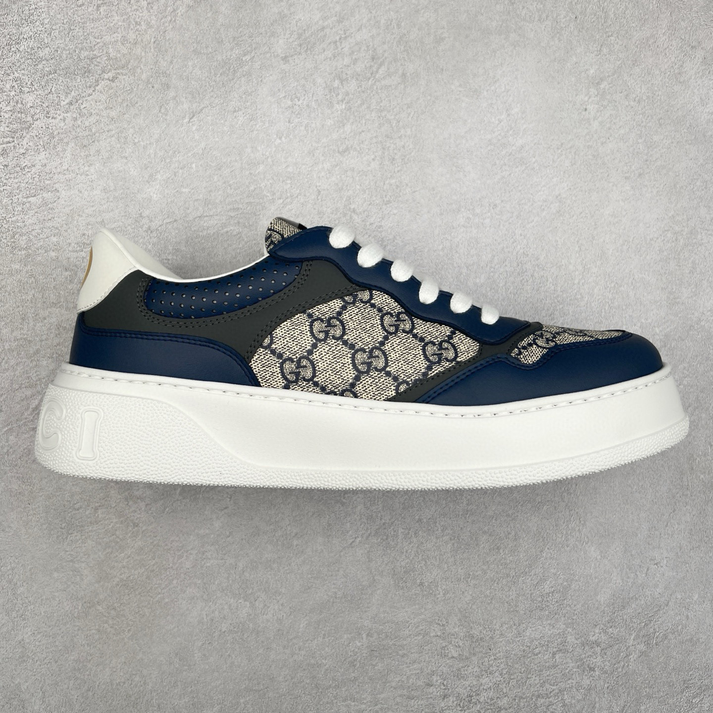 Gucci Chunky B Screener GG 古驰饼干鞋运动休闲鞋系列 纯原级别 原版盒子 官方一致原版 原标原盒 官方全套配件 原装雪梨形超软沙绒纸团 手工上线 不开胶 该品牌鞋款在制作中使用的是环保植物胶水 采用版凝胶技术(空胶工艺）存在一些缝隙属于正常现象 不用担心会影响到您的正常使用效果 采用厚底结构 巧妙运用外观设计、配色和材质三重元素 展现出复古风范 别致的橡胶鞋底 搭配米色和乌木色经典GG帆布鞋身及同色调皮革滚边 突显时尚大气的品味 尺码：35 36 37 38 39 40 41 42 43 44 45-选品中心