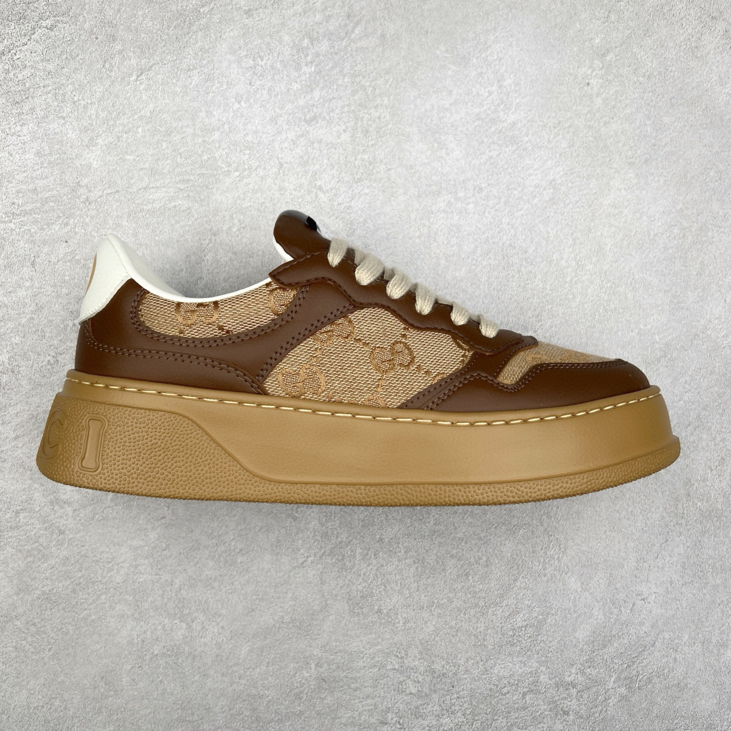 Gucci Chunky B Screener GG 古驰饼干鞋运动休闲鞋系列 纯原级别 原版盒子 官方一致原版 原标原盒 官方全套配件 原装雪梨形超软沙绒纸团 手工上线 不开胶 该品牌鞋款在制作中使用的是环保植物胶水 采用版凝胶技术(空胶工艺）存在一些缝隙属于正常现象 不用担心会影响到您的正常使用效果 采用厚底结构 巧妙运用外观设计、配色和材质三重元素 展现出复古风范 别致的橡胶鞋底 搭配米色和乌木色经典GG帆布鞋身及同色调皮革滚边 突显时尚大气的品味 尺码：35 36 37 38 39 40 41 42 43 44 45-选品中心