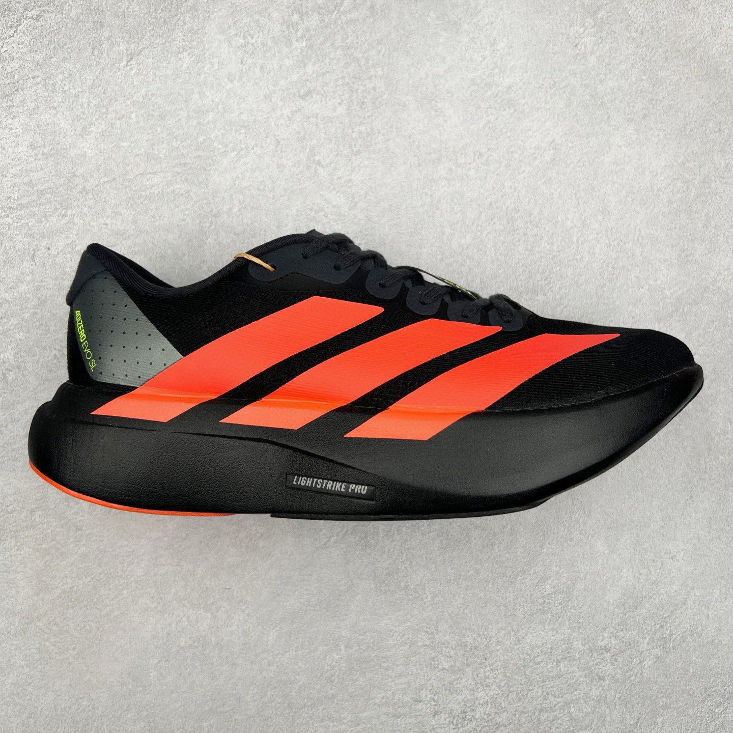 AD Adizero Eva SL M 零度进化版系列低帮轻便透气竞速休闲运动慢跑鞋 JR3414 相信大家对去年 adidas 横空出世的「顶级超跑」adiZero Adios Pro EVO 1 记忆犹新！不仅登顶阿迪史上最轻跑鞋宝座，更在接下来的全球马拉松赛事中，持续书写着惊人成绩，被网友戏称新一代「阿迪神鞋」全网刷屏！极简设计语言与强烈速度感和存在感的鞋侧三线，让人过目不忘，特别种草！其中定位于中长跑训练的 adidas Adizero Evo SL，整体外观造型与 adiZero Adios Pro EVO 1 非常相似。中底配置方面搭载全掌 Lightstrike Pro，鞋面采用透气网面示人，契合日常训练鞋的定位，更加耐用。外底给到了马牌橡胶，及类似上代竞速旗舰 adidas Adizero Adios Pro 3 区域分布。整体看下来无论是外观的鲜明辨识度，还是配置的扎实程度都很顶。尺码：36 36⅔ 37⅓ 38 38⅔ 39⅓ 40 40⅔ 41⅓ 42 42⅔ 43⅓ 44 45-选品中心