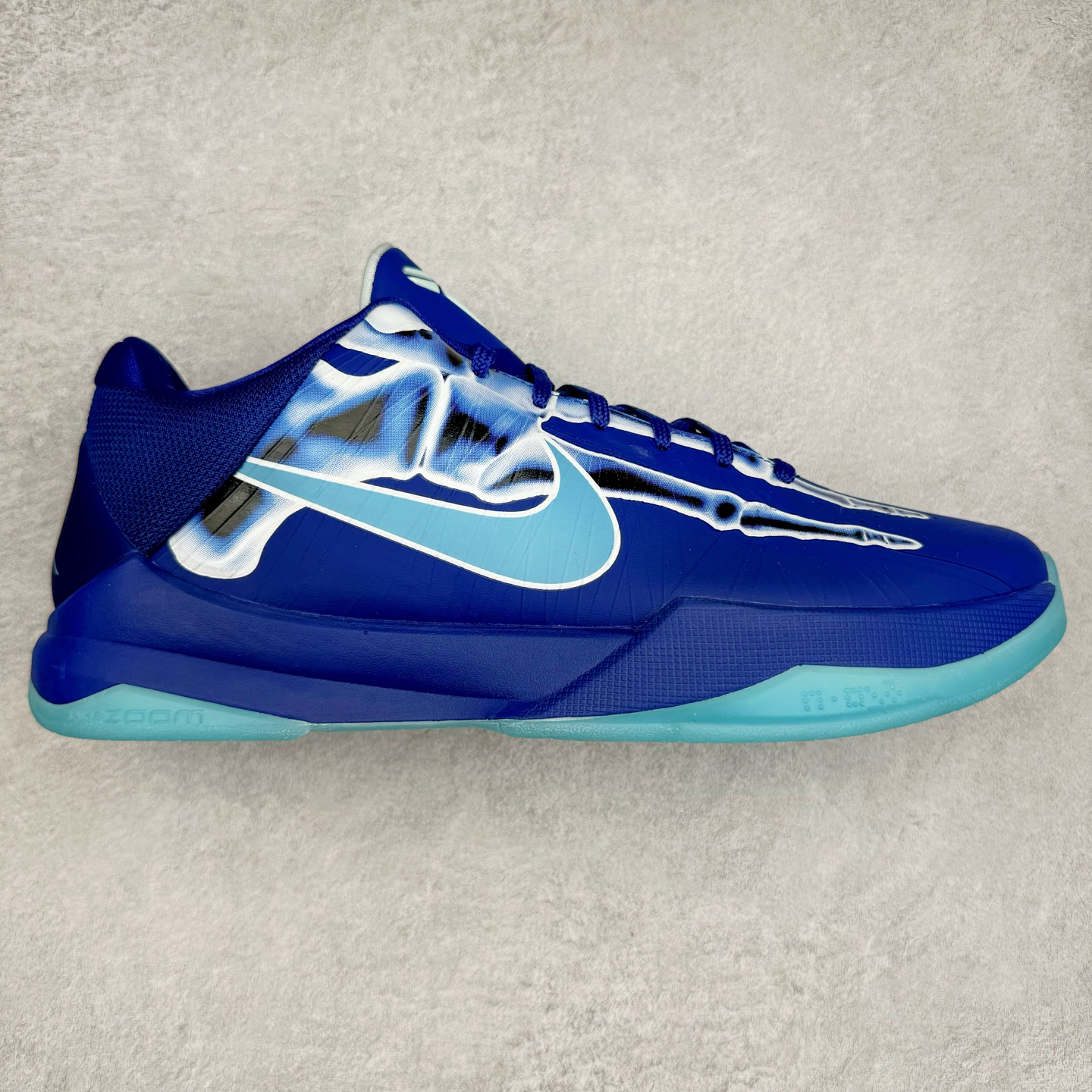 ＃Star NK Zoom Kobe 科比5代 X-Ray 蓝色骨骼 HJ4303-400 圈内顶级批次 完美复刻公司货 前掌超大Zoom Turbo气垫 后掌EVA缓震 真正的原汁原味 还原ZP脚感 全身鞋材卡料色独家定制 唯一正确喷漆工艺Swoosh 正确凹凸蛇鳞工艺 正确鞋面渐变效果 内全置真动飞态线 独立原厂模具 最大尺码达到49.5码 首批不拼图大几率过验 亲测已过 支持各种高强度实战 无需担心 上脚价 补货周期极长 脚宽建议买大半码 科比系列前掌偏窄 不影响二次销售 支持七天无理由退换 尺码：40 40.5 41 42 42.5 43 44 44.5 45 45.5 46 47.5 48.5-选品中心