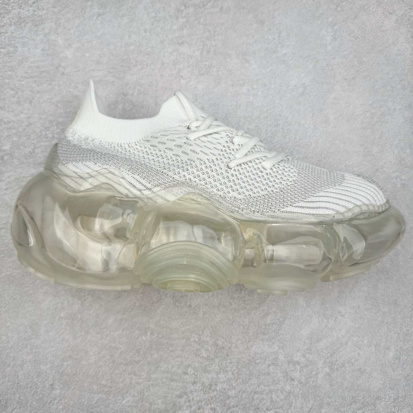 Grounds 圆头厚底低帮生活气垫休闲鞋 该鞋款的外观设计走在时尚前沿 简约休闲的风格适合日常穿搭 其独特的风格款式构成了品牌身份重要的一部分 Grounds 是迅速走红的日本小众品牌波比鞋比较像是来自未来世界 以科技感的氛围让人留下印象 尤其是那厚厚的气垫鞋底 一颗一颗圆圆的半透明外型相当讨喜 搭配不同的鞋身设计 不只波鞋、更有鞋靴 而且不只是外观 这种特殊的气垫也因为走起路来舒服又好看 尺码：35 36 37 38 39 40-选品中心